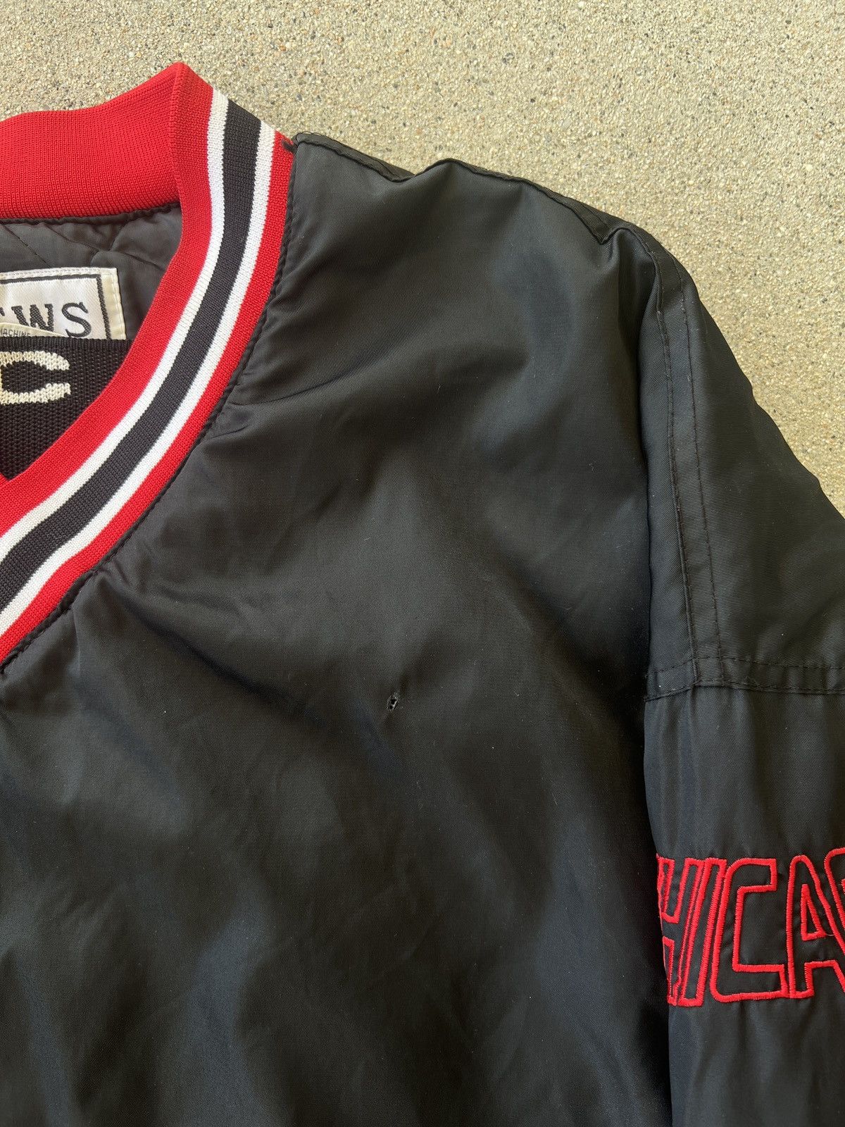 NBA × Vintage Vintage News Chicago Logo Black Puffer V-Neck Jacket Size XL Size US XL / EU 56 / 4 - 7 Thumbnail