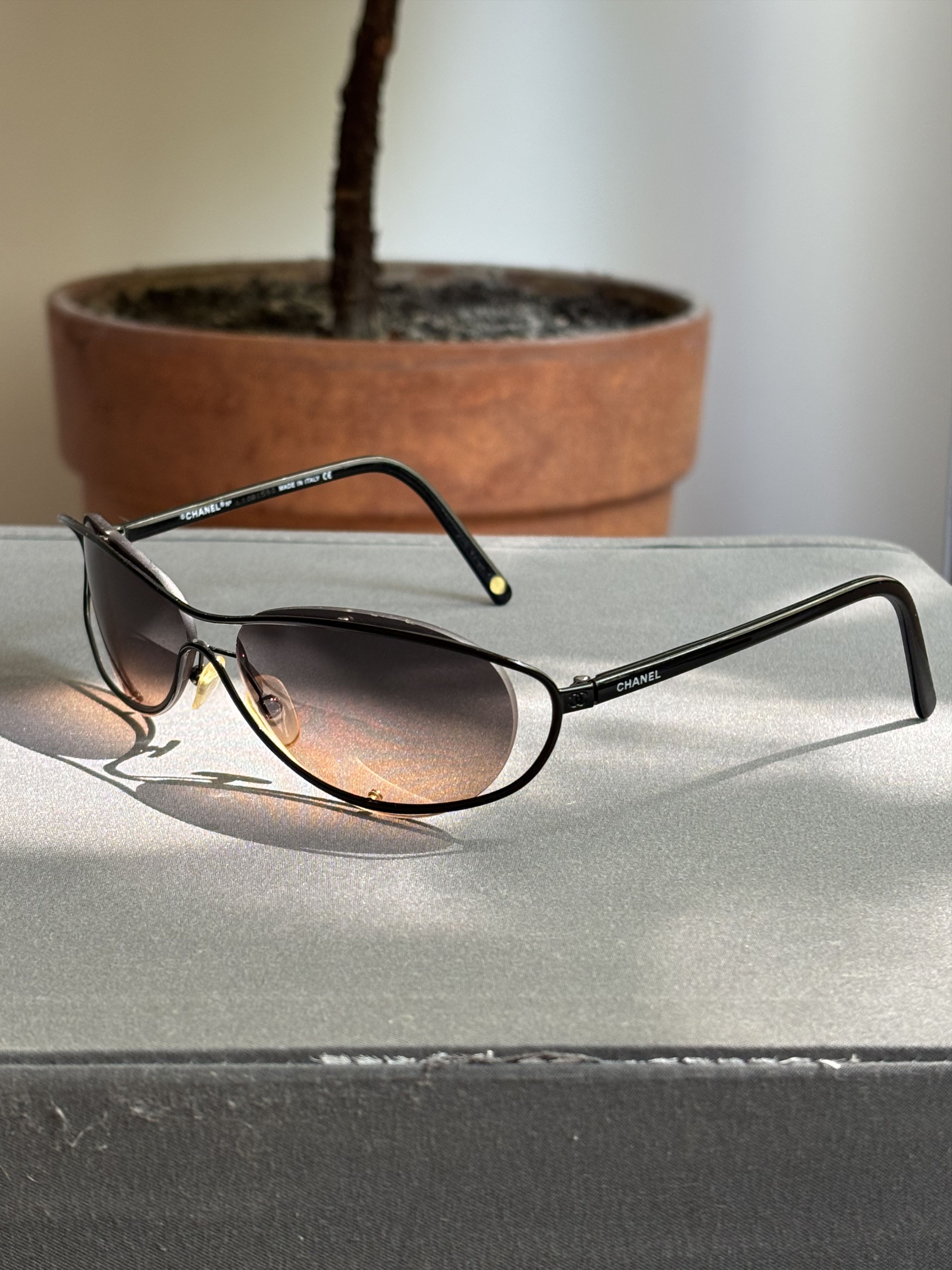 Chanel Chanel Sunglasses 4020 Rhinestone Logo Rimless Vintage Size ONE SIZE - 1 Thumbnail