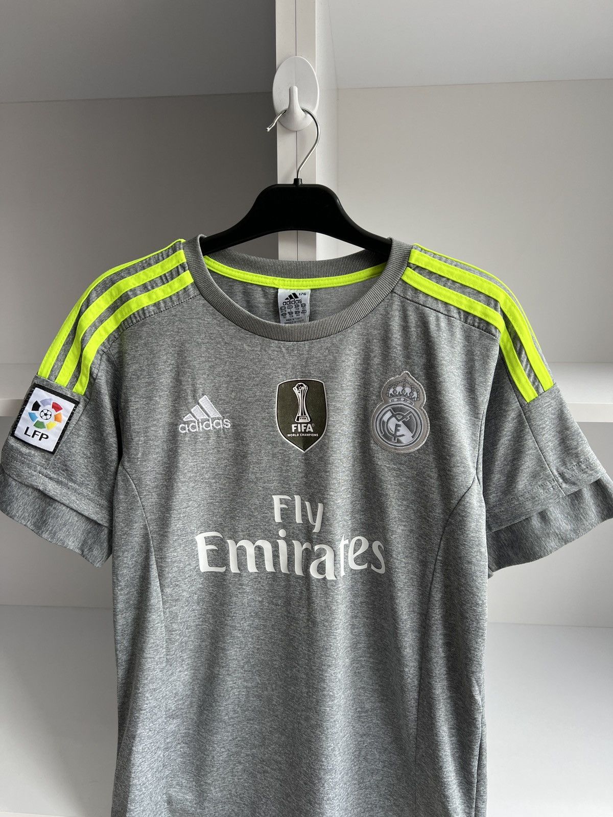 Vintage Cristiano Ronaldo Jersey 2015 Gray Real Madrid Size US S / EU 44-46 / 1 - 7 Thumbnail