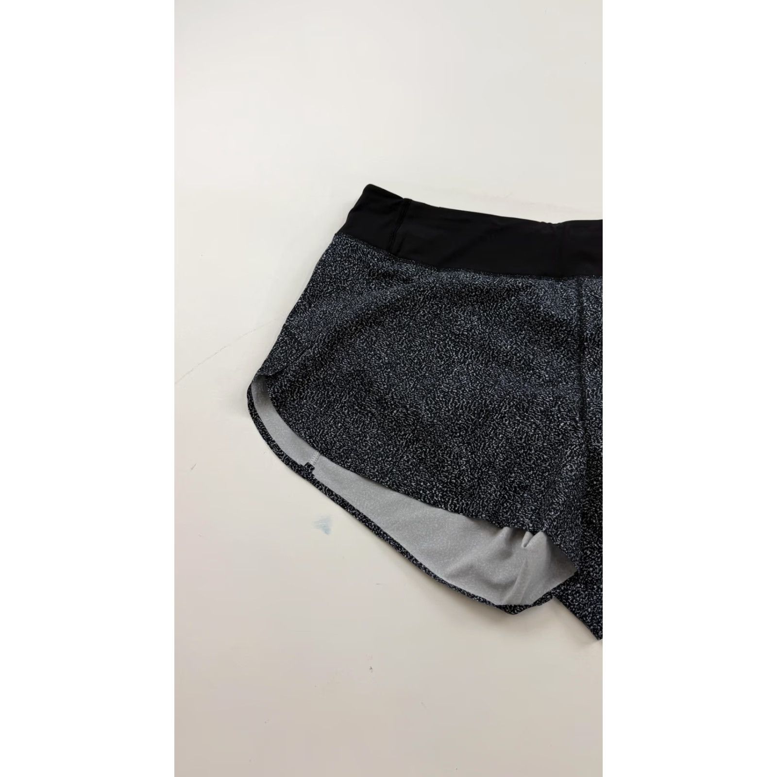 Athleta Athleta Run Free 3.5" Printed Short Womens L Black White Speckle Pattern Quick Dry Pockets Athletic Running Gym Training Size 36" / US 14 / IT 50 - 2 Thumbnail