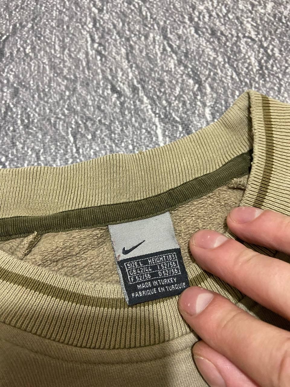Vintage Vintage Nike Y2K Diestressed big print sweatshirt Size US L / EU 52-54 / 3 - 3 Thumbnail