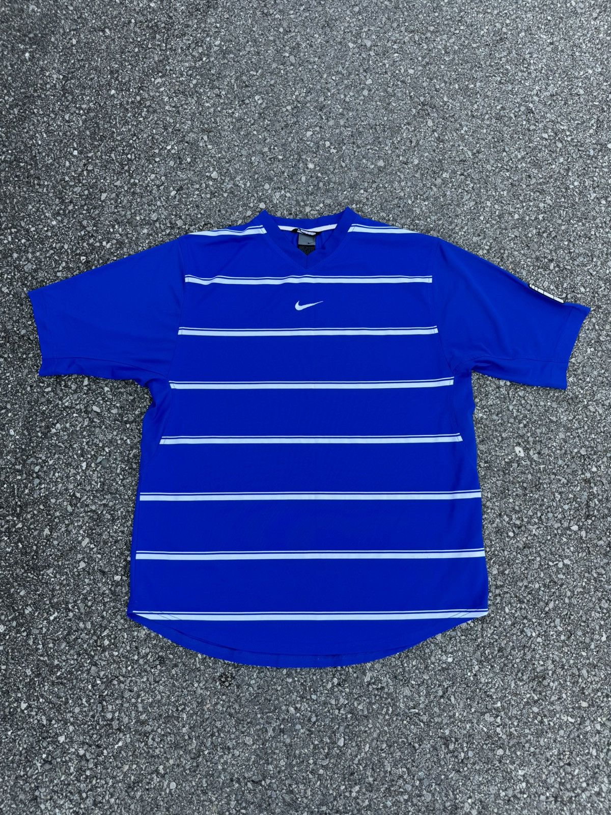 Nike × Vintage Nike central swoosh boxy tees logo vintage rap skate y2k Size US L / EU 52-54 / 3 - 1 Thumbnail