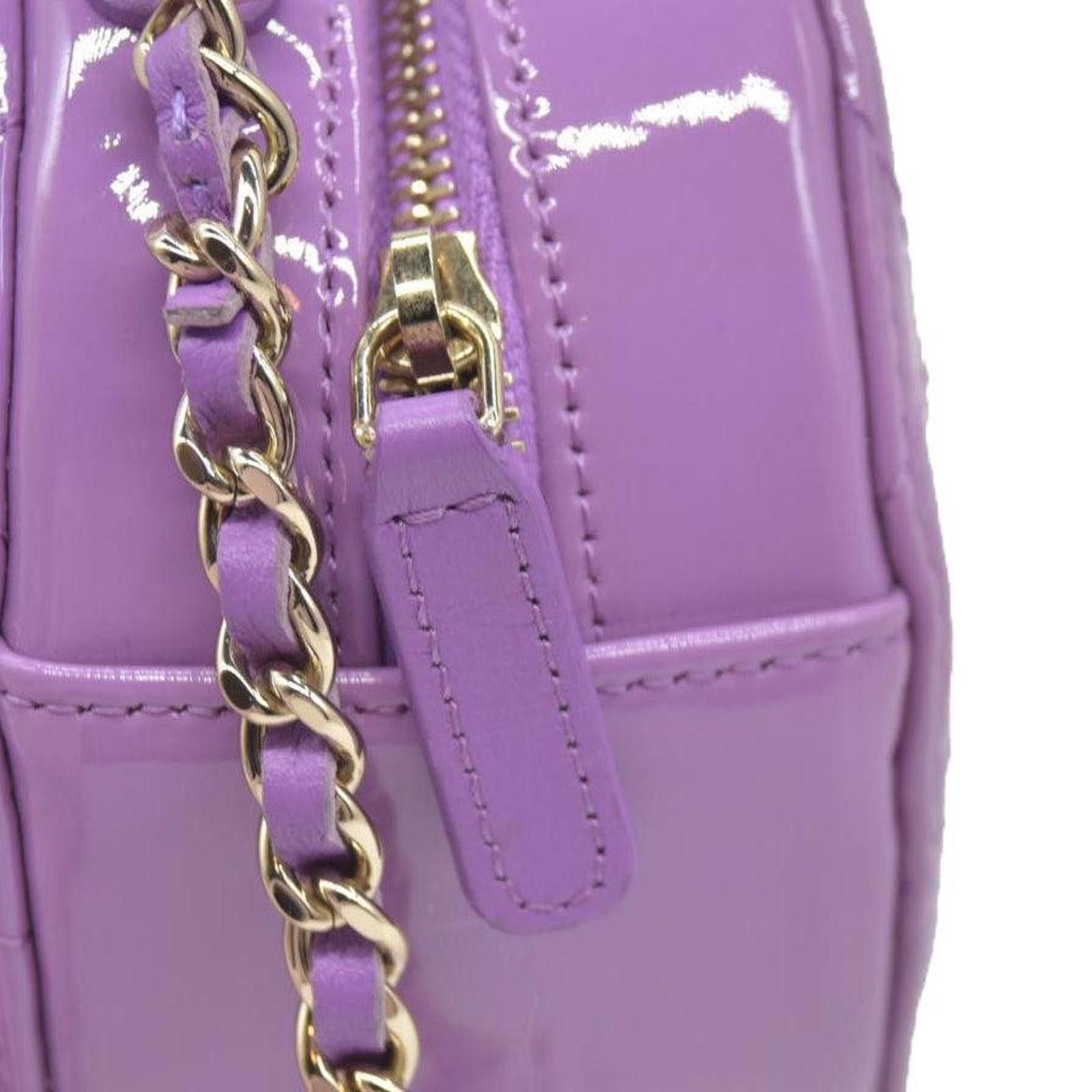 $2940 Chanel Patent Quilted Round Clutch with Chain