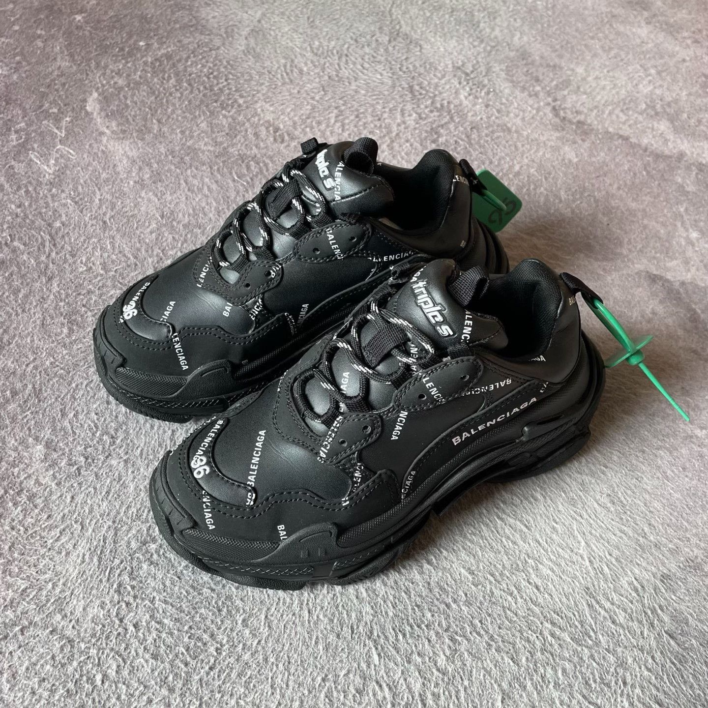 Balenciaga Balenciaga Black Lowtop Sneakers S Women Size US 6 / IT 36 - 1 Thumbnail