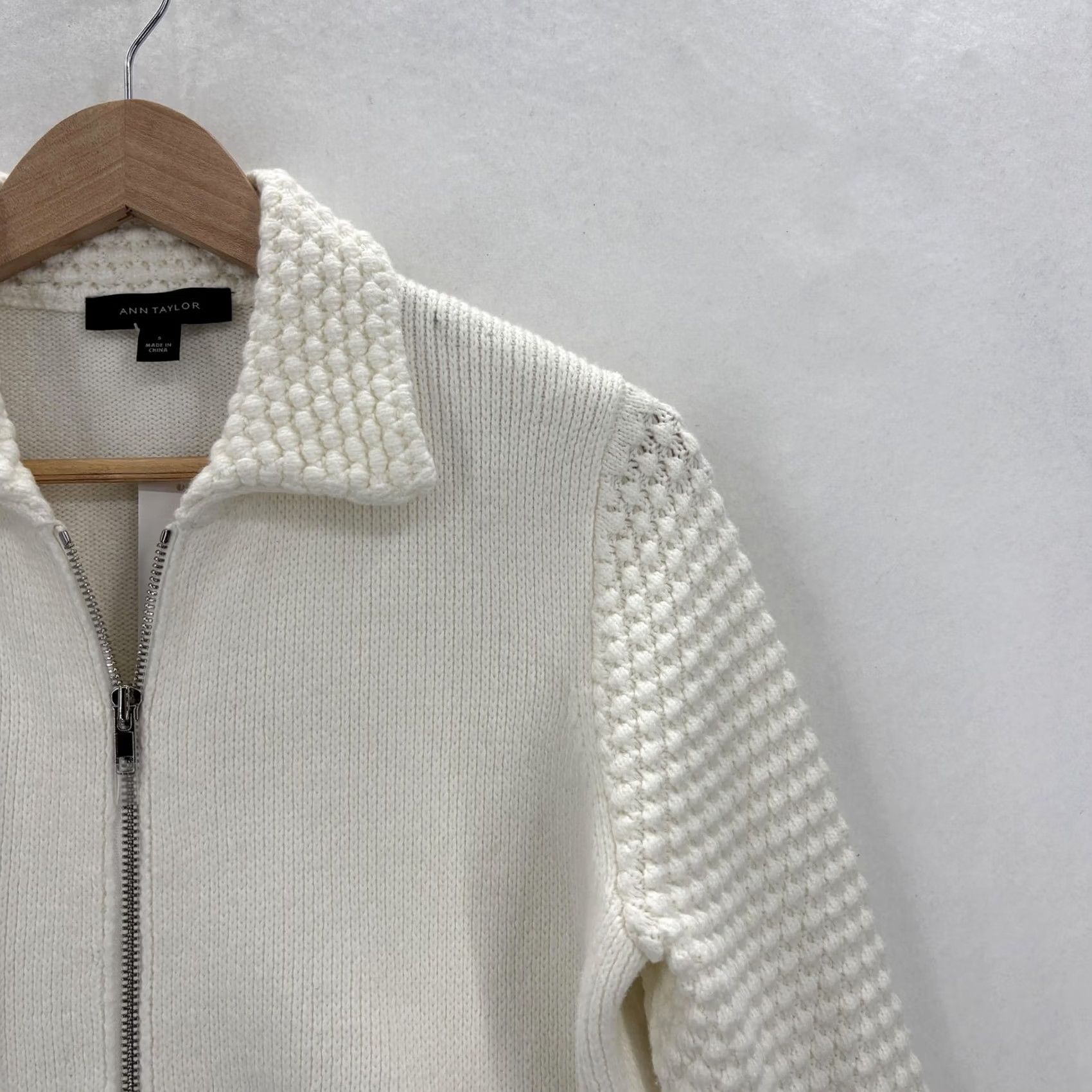 Ann Taylor Ann Taylor Cardigan Sweater Womens Small White Full Zip Collared Pockets Knit Size S / US 4 / IT 40 - 2 Thumbnail