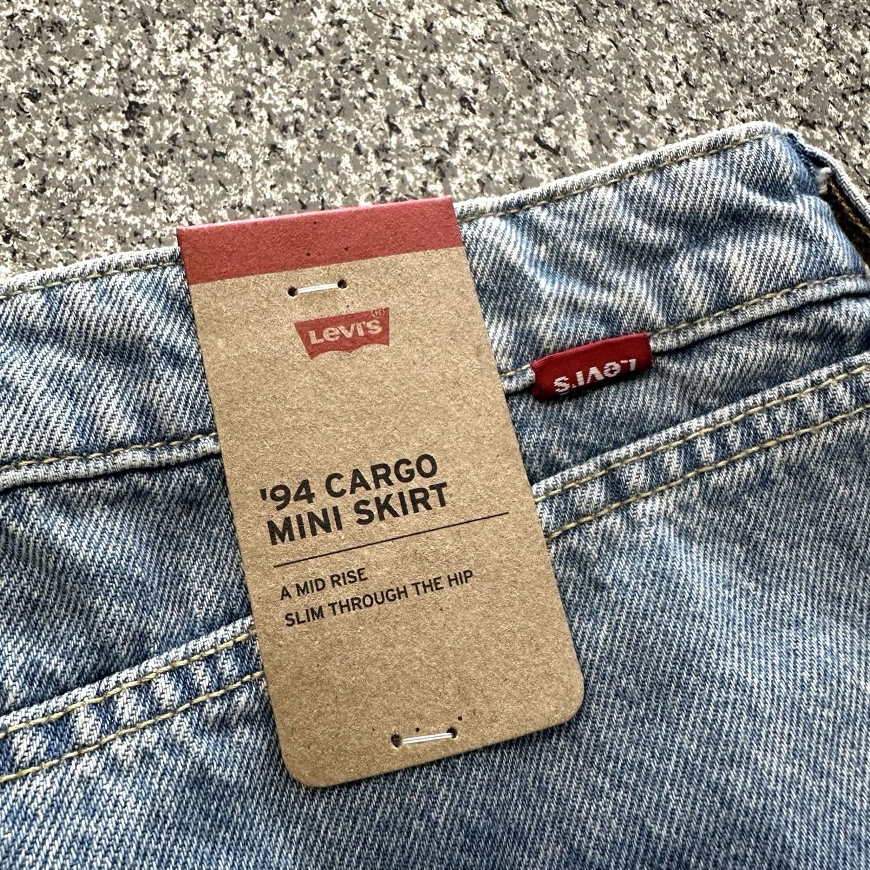 Levi's VINTAGE Levi's 94 Cargo Mini Skirt Denim Womens 26 Mid Rise Pocketed Cotton Denim Short 14” blue Size 26" / US 2 / IT 38 - 5 Thumbnail