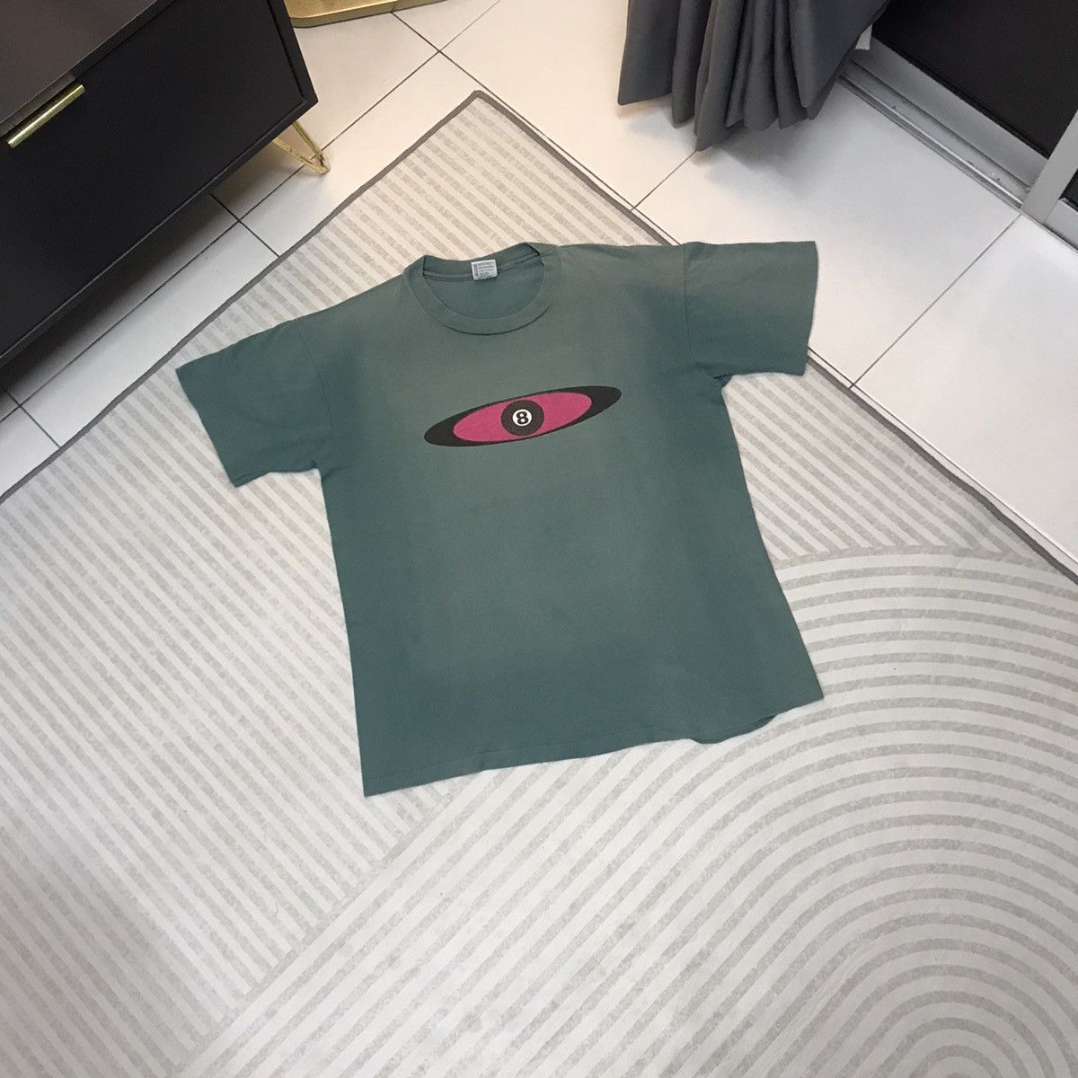 VINTAGE 8-BALL SKATEBOARDS CENTER BOX 90s RARE TEE