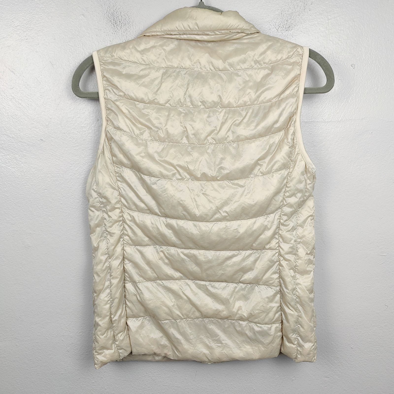 Uniqlo Uniqlo Ultra Light Down Puffer Vest Womens Small Cream Size S / US 4 / IT 40 - 3 Thumbnail