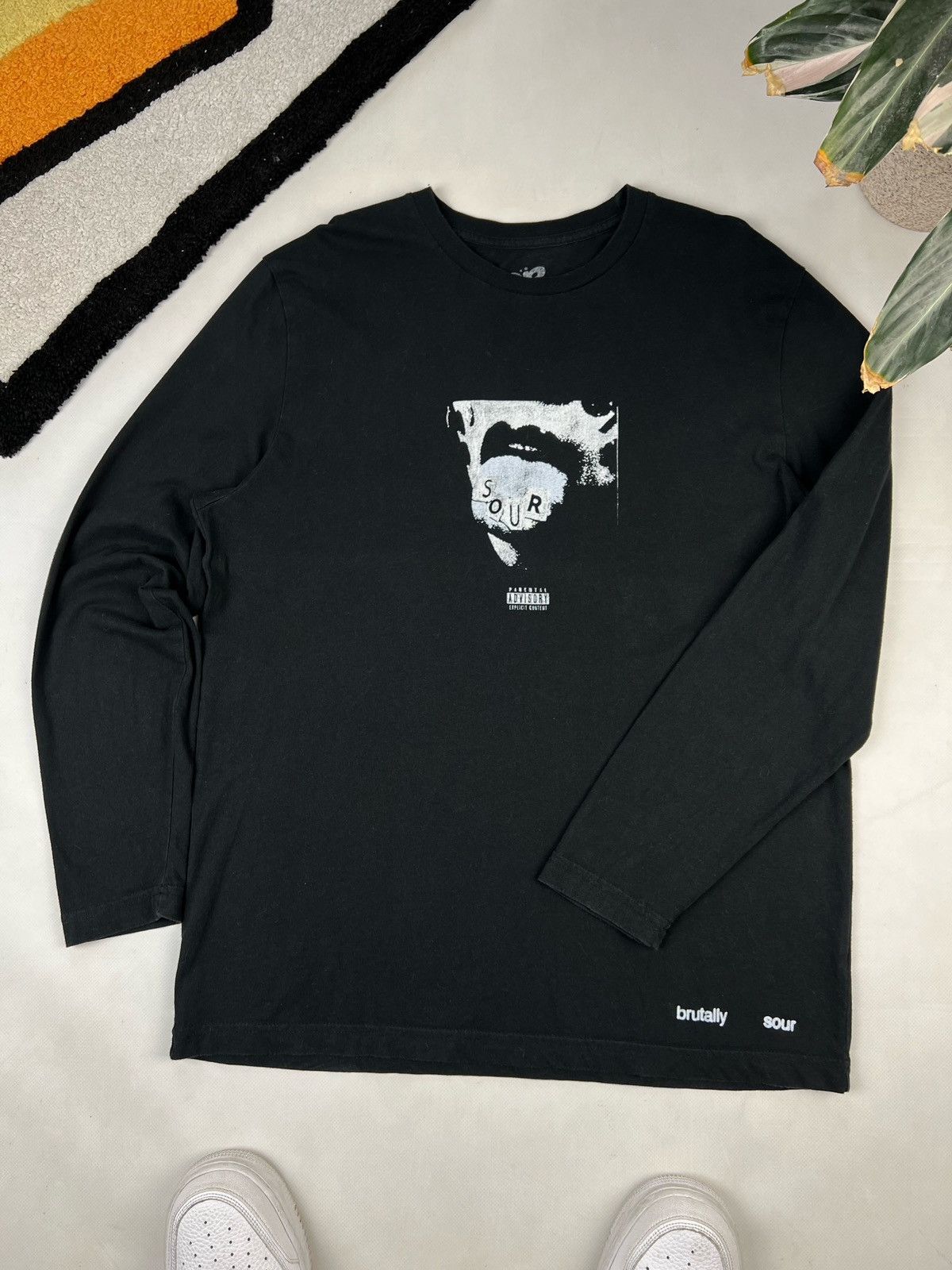 Band Tees Olivia Rodrigo tee longsleeve brutally sour Size US L / EU 52-54 / 3 - 3 Thumbnail