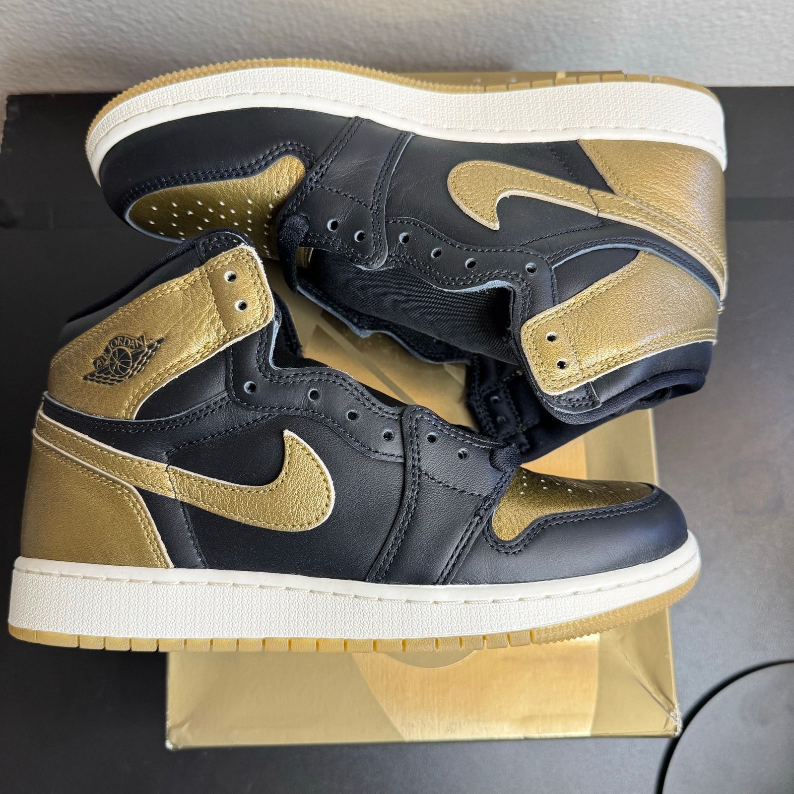 Jordan Brand •DS• Jordan 1 Retro High OG Black Metallic Gold(GS) • 7Y /8W Size US 7 / EU 40 - 2 Thumbnail
