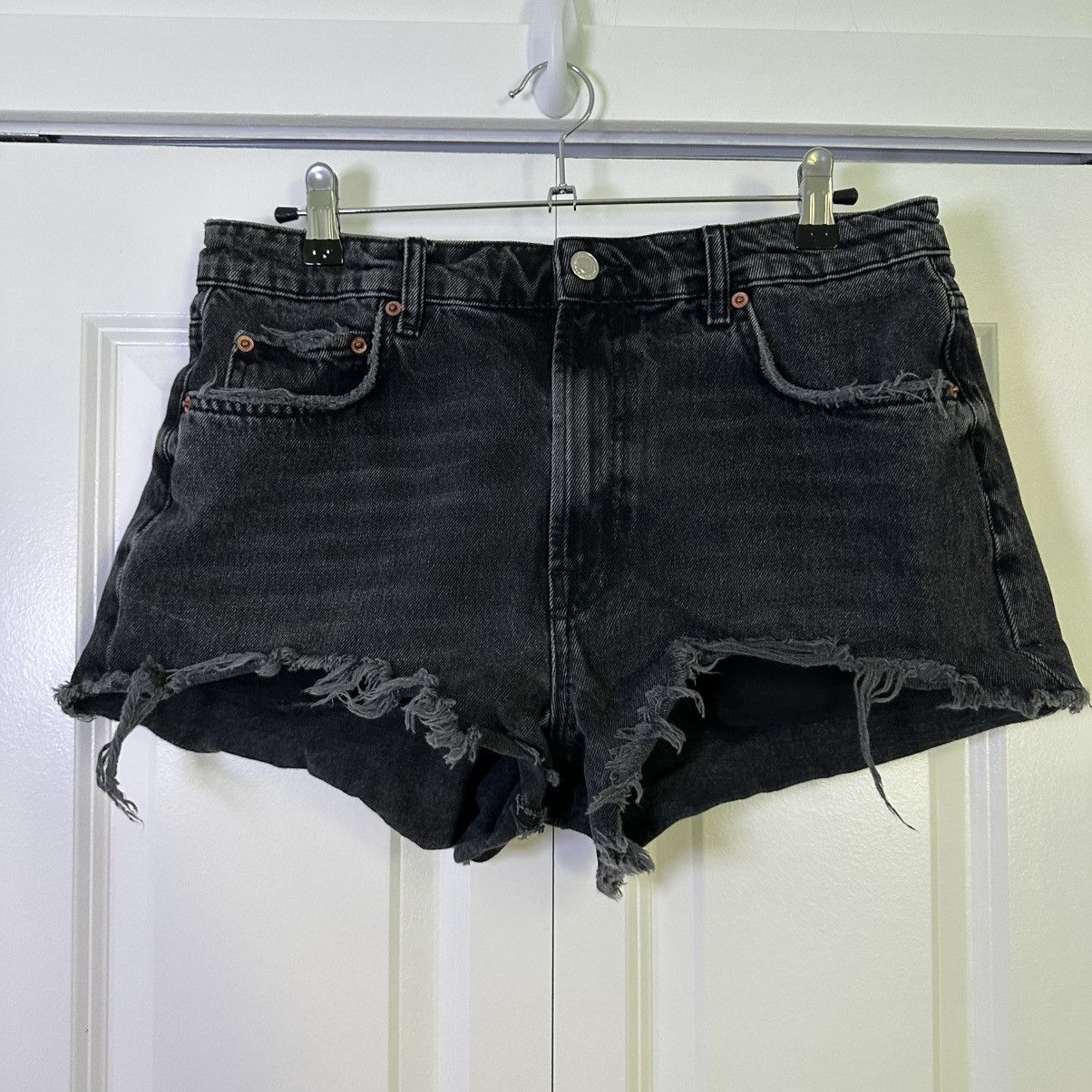 Zara Zara Black Denim Cutoff Distressed Shorts Size 10 Size 32" / US 10 / IT 46 - 1 Thumbnail