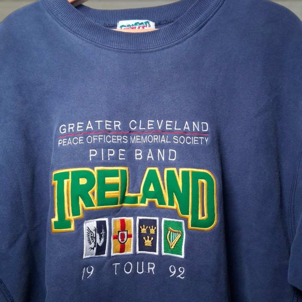 VINTAGE Graffiti Cleveland Peace Officers Memorial Society Pipe Band Sweatshirt 2X Ireland Vintage 1990s Mens Blue Crew Neck Pullover Embroidered Bagpipes Irish USA Travel Band Shirt?