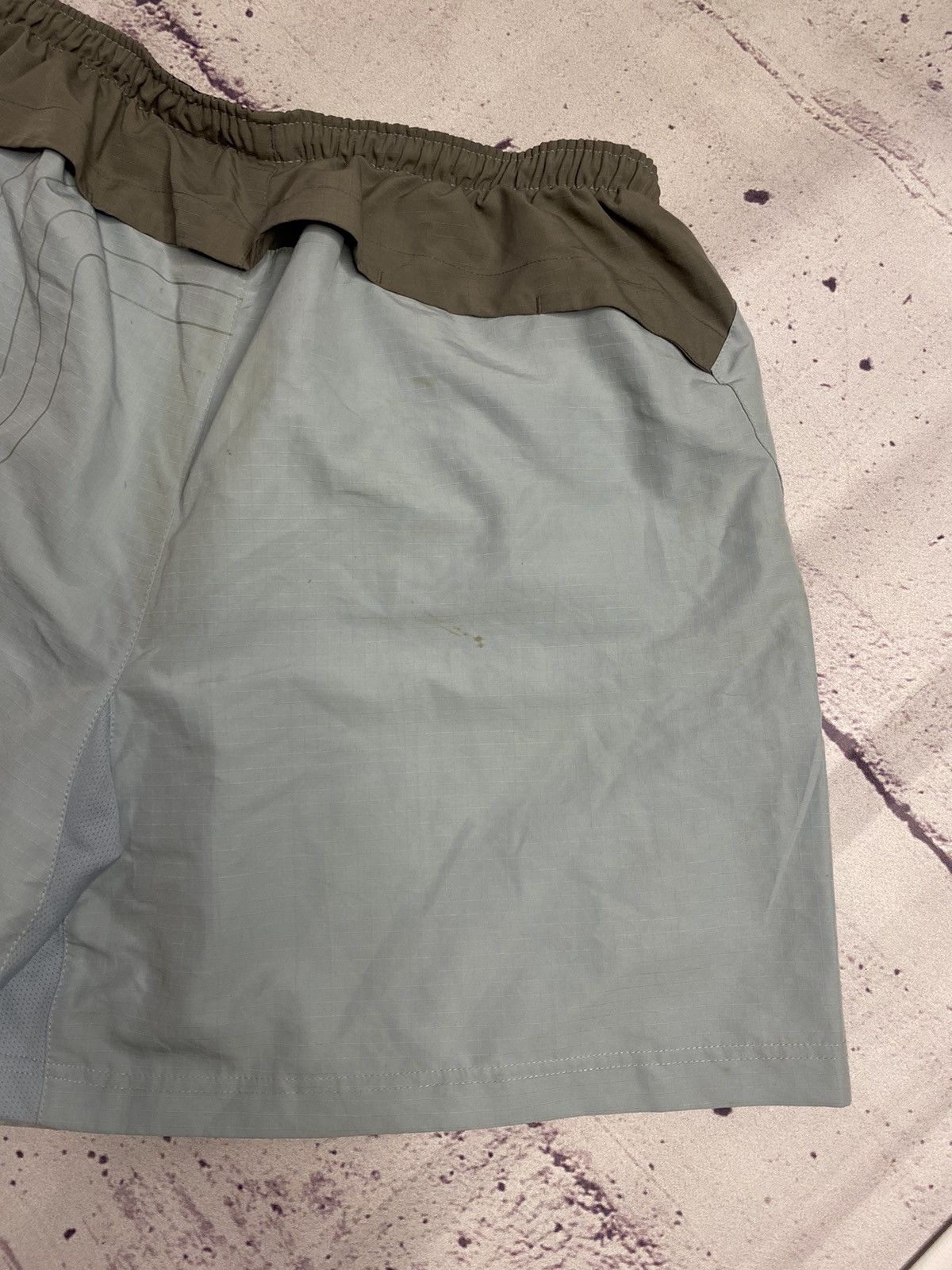 Nike Men's vintage distressed Nike y2k shorts vintage Size US 38 / EU 54 - 6 Thumbnail