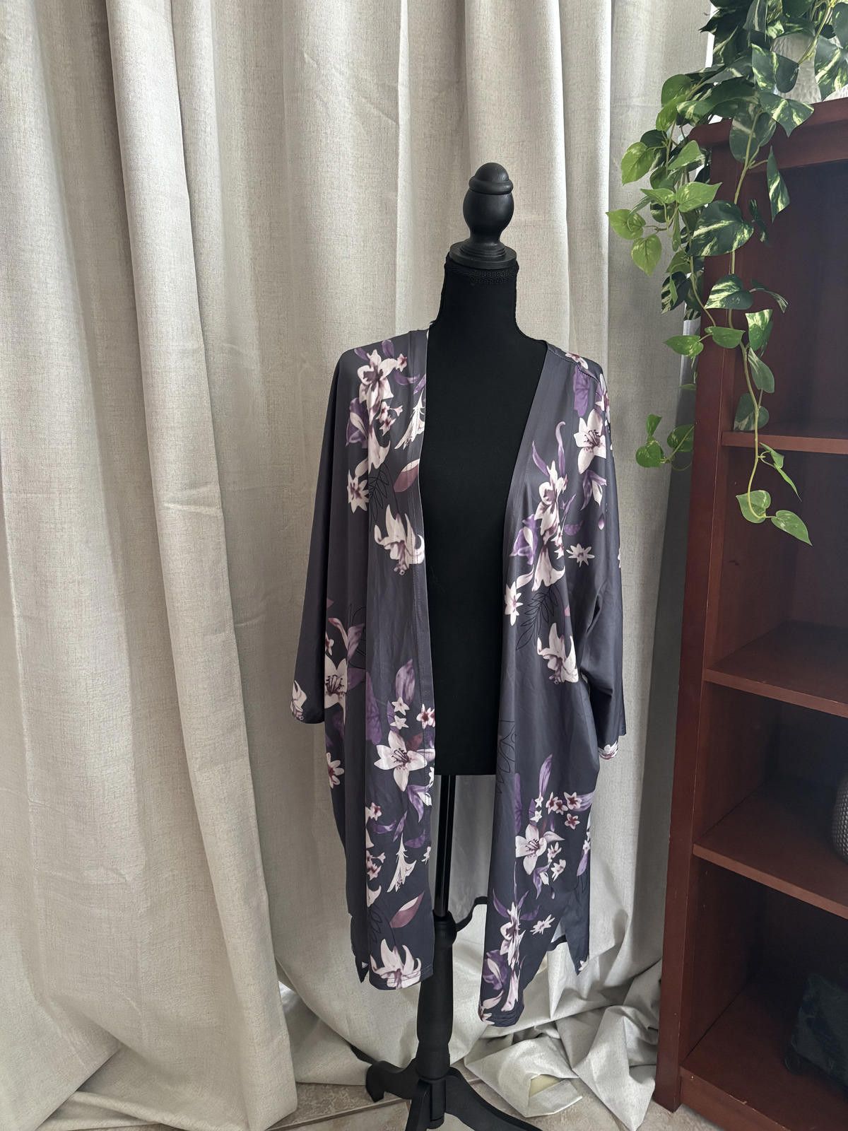 The Unbranded Brand Boho Floral Print Kimono Cardigan in Purple and Black Size M / US 6-8 / IT 42-44 - 1 Thumbnail