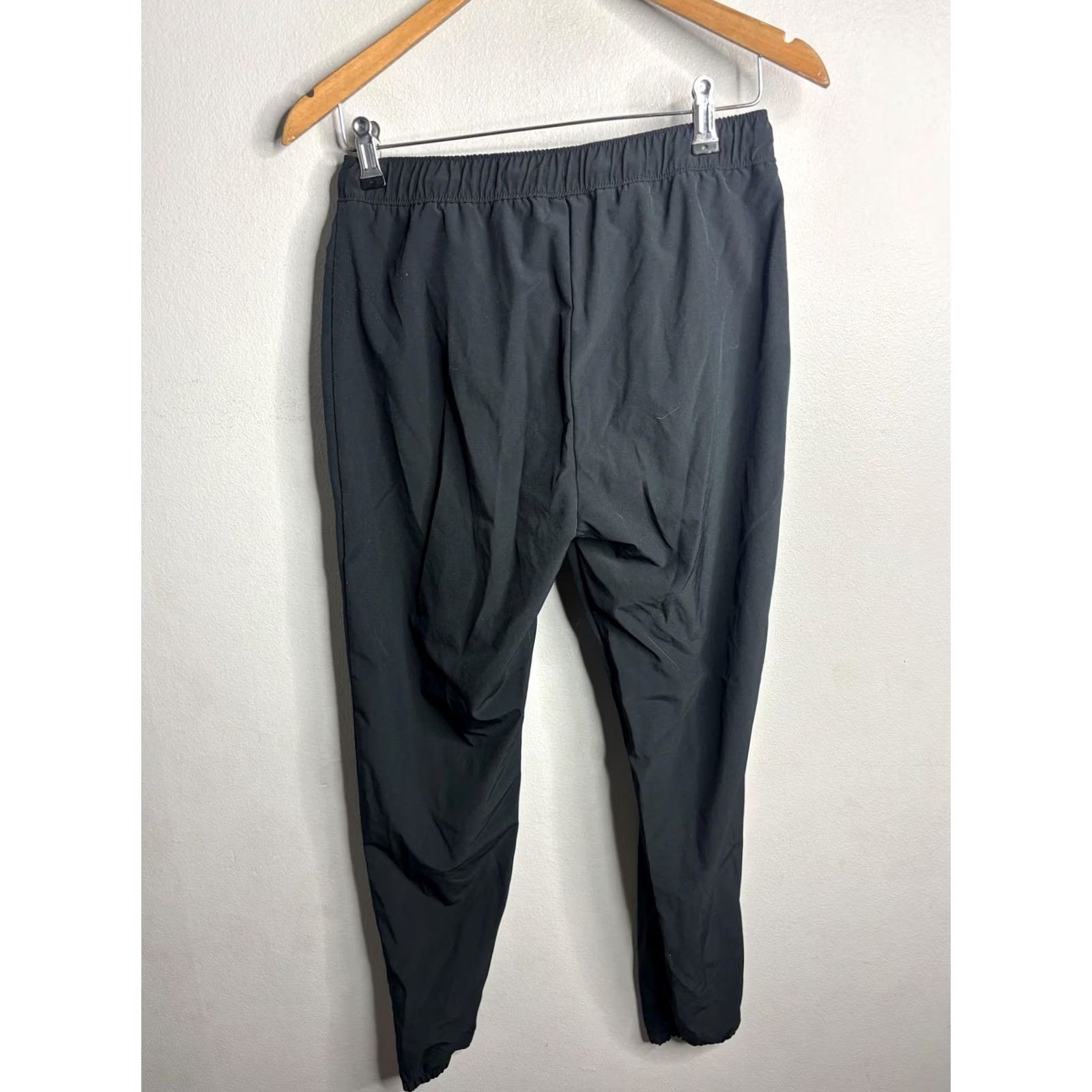 Under Armour Under Armour Pants Mens S Black Woven Jogger Elastic Athletic Training Sets Pockets Gym & Training Mens Front Qt Logo Size US 29 - 5 Thumbnail