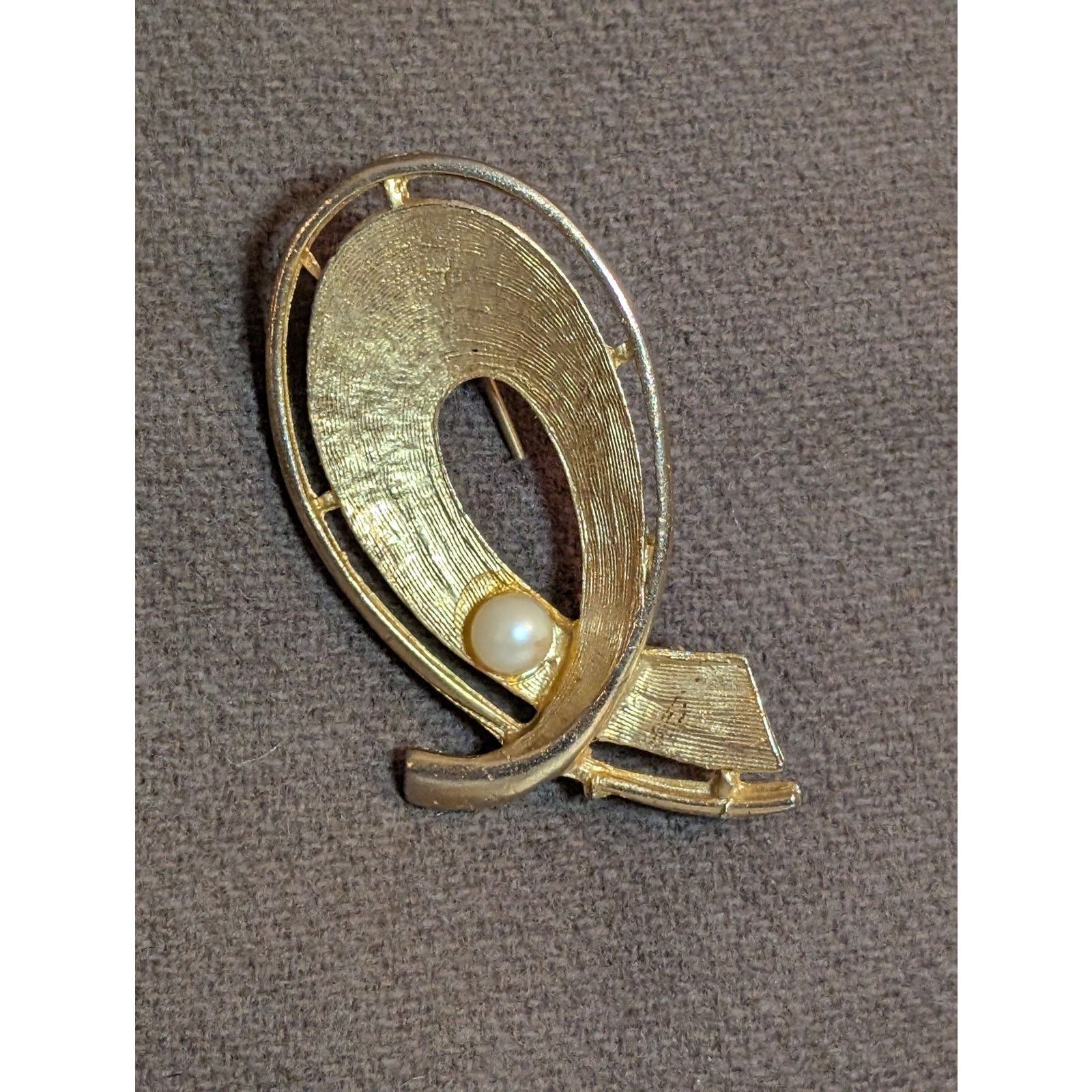 Vintage VTG 1960s Gold-Tone Etched Ribbon w/ Faux Pearl Brooch Pin Size ONE SIZE - 2 Thumbnail
