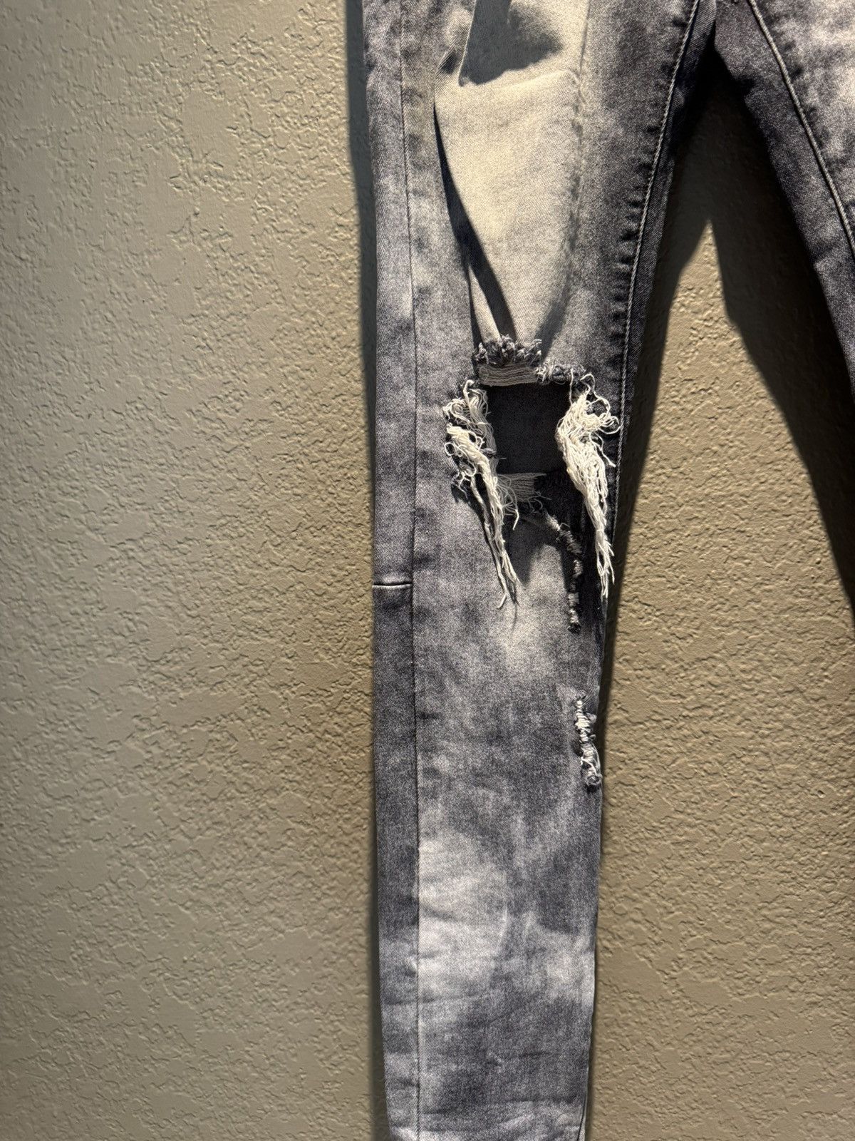 Crysp Denim Grey Distressed Zipper Skinny Crysp Denim Skinny Jeans Size US 30 / EU 46 - 5 Thumbnail