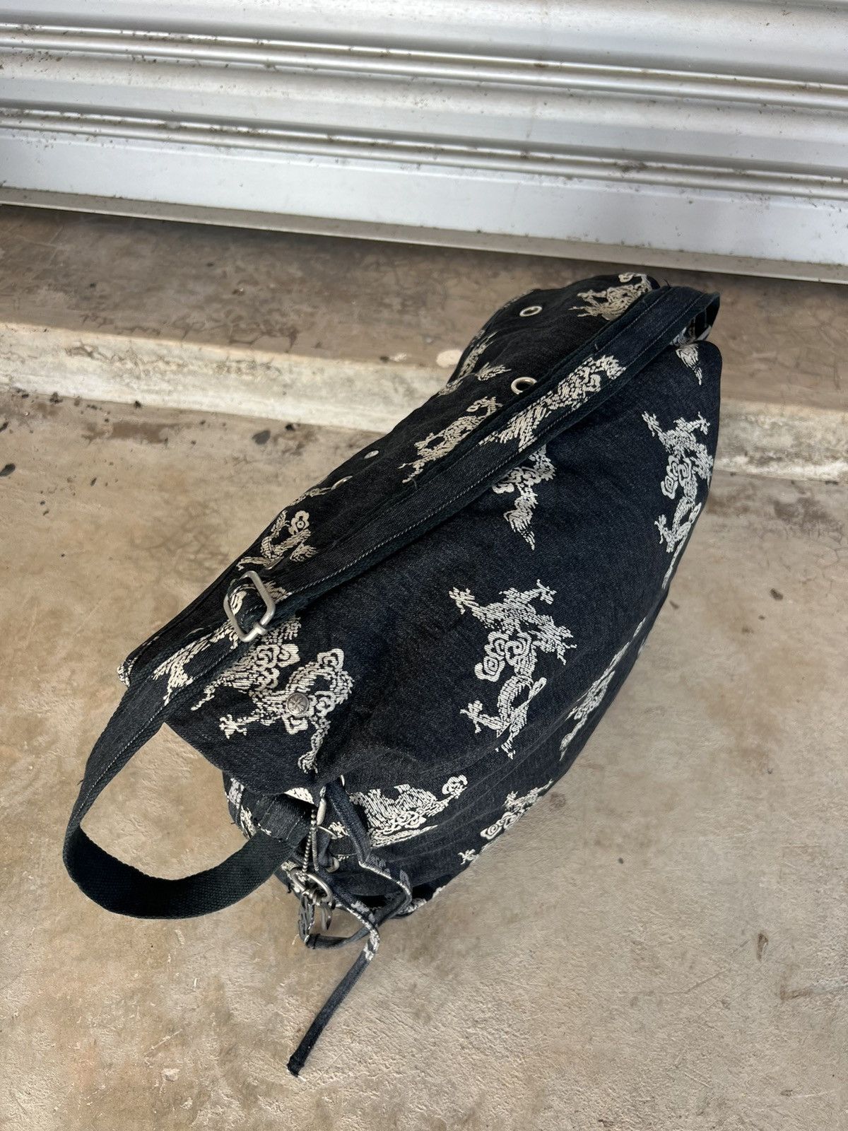 If Six Was Nine × Seditionaries OZZ ON BONDAGE DRAGON CROSSBODY BAG Size ONE SIZE - 5 Thumbnail