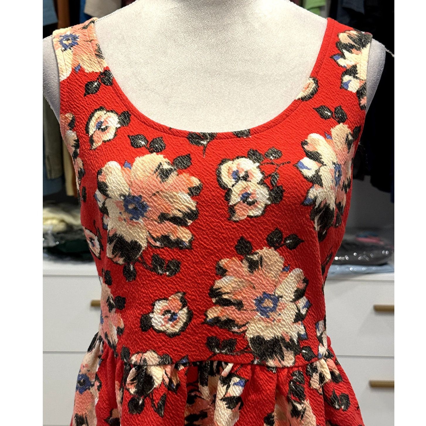 Anthropologie Anthropologie Red Floral Sleeveless Peplum Open Back Top S Size S / US 4 / IT 40 - 2 Thumbnail