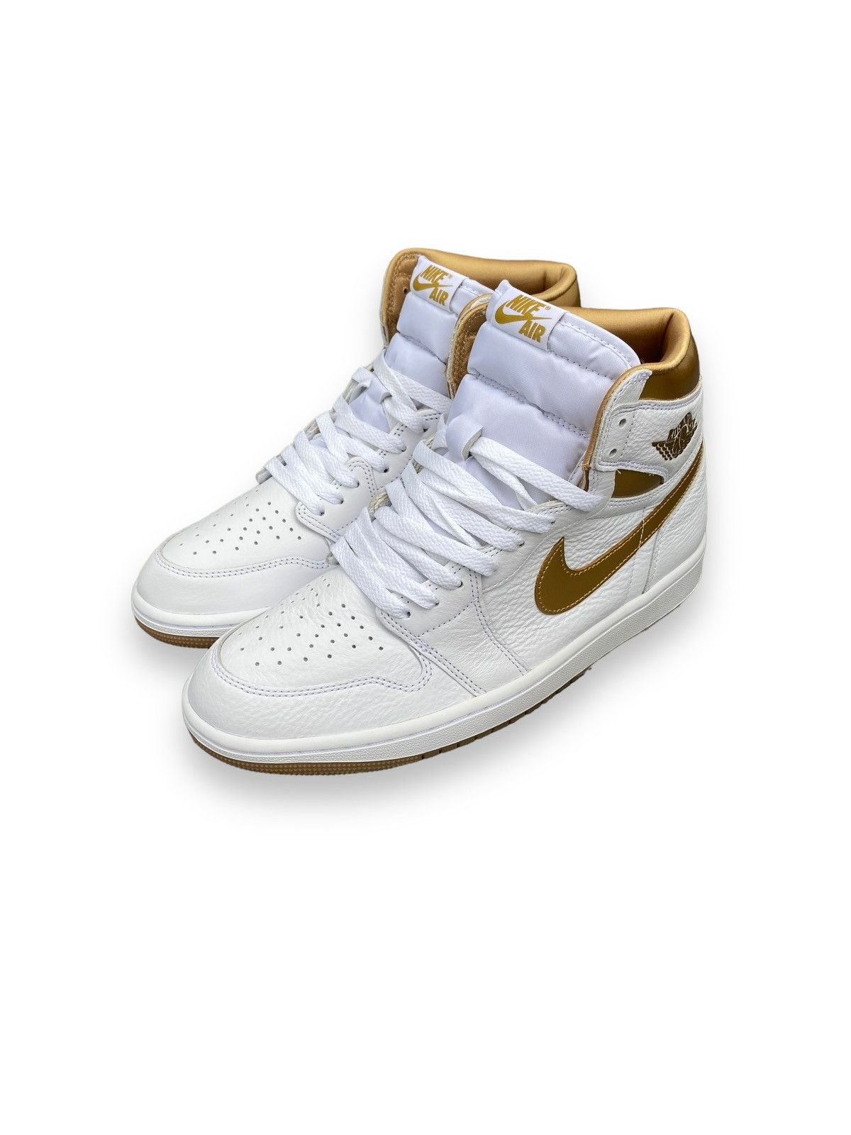 Jordan Brand × Nike Air Jordan 1 Retro high OG metallic gold Size US 9 / EU 42 - 1 Thumbnail