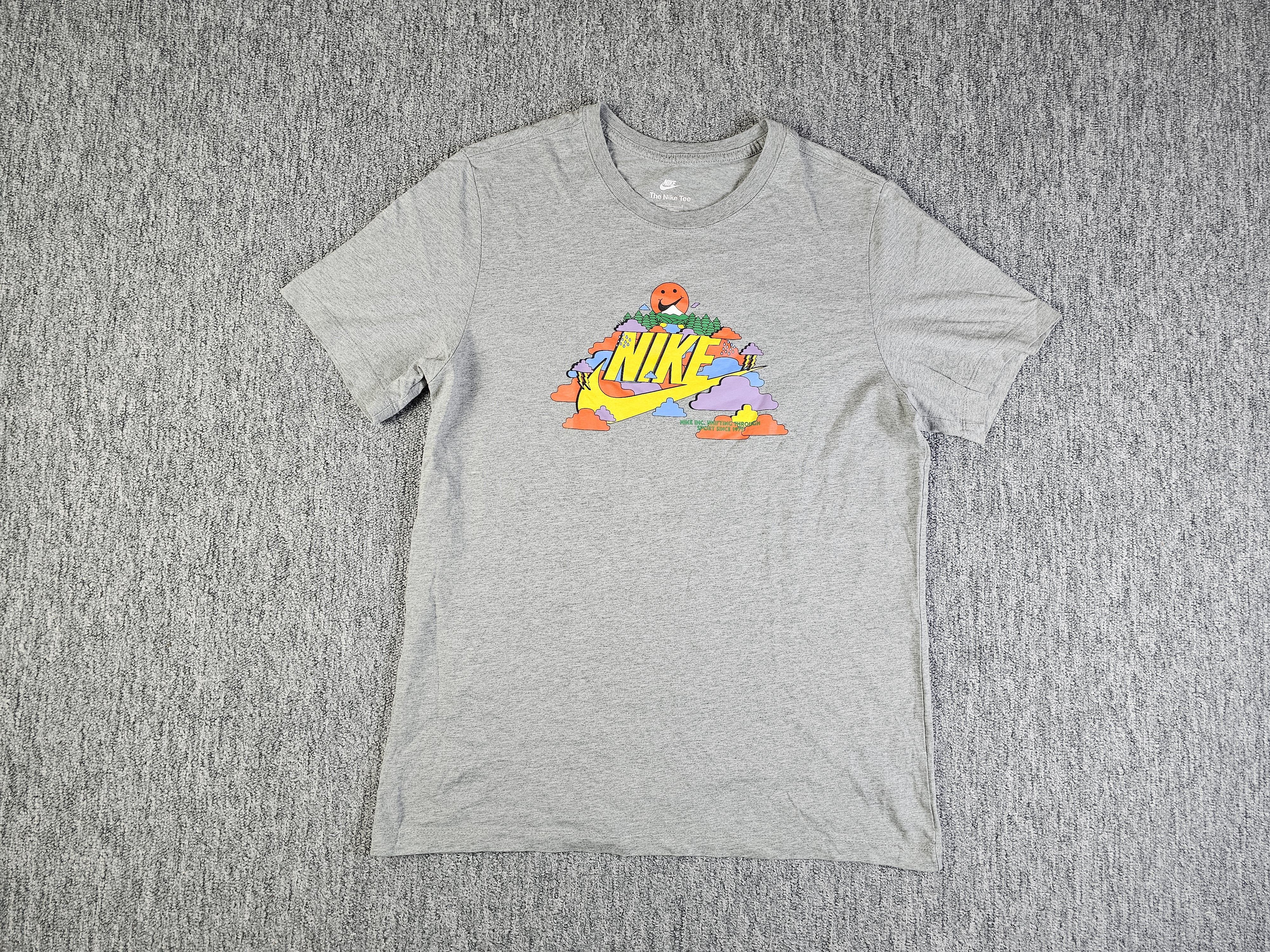 Nike Nike The Nike Tee Smiley Cloud Swoosh Graphic Gray L Size US L / EU 52-54 / 3 - 1 Thumbnail