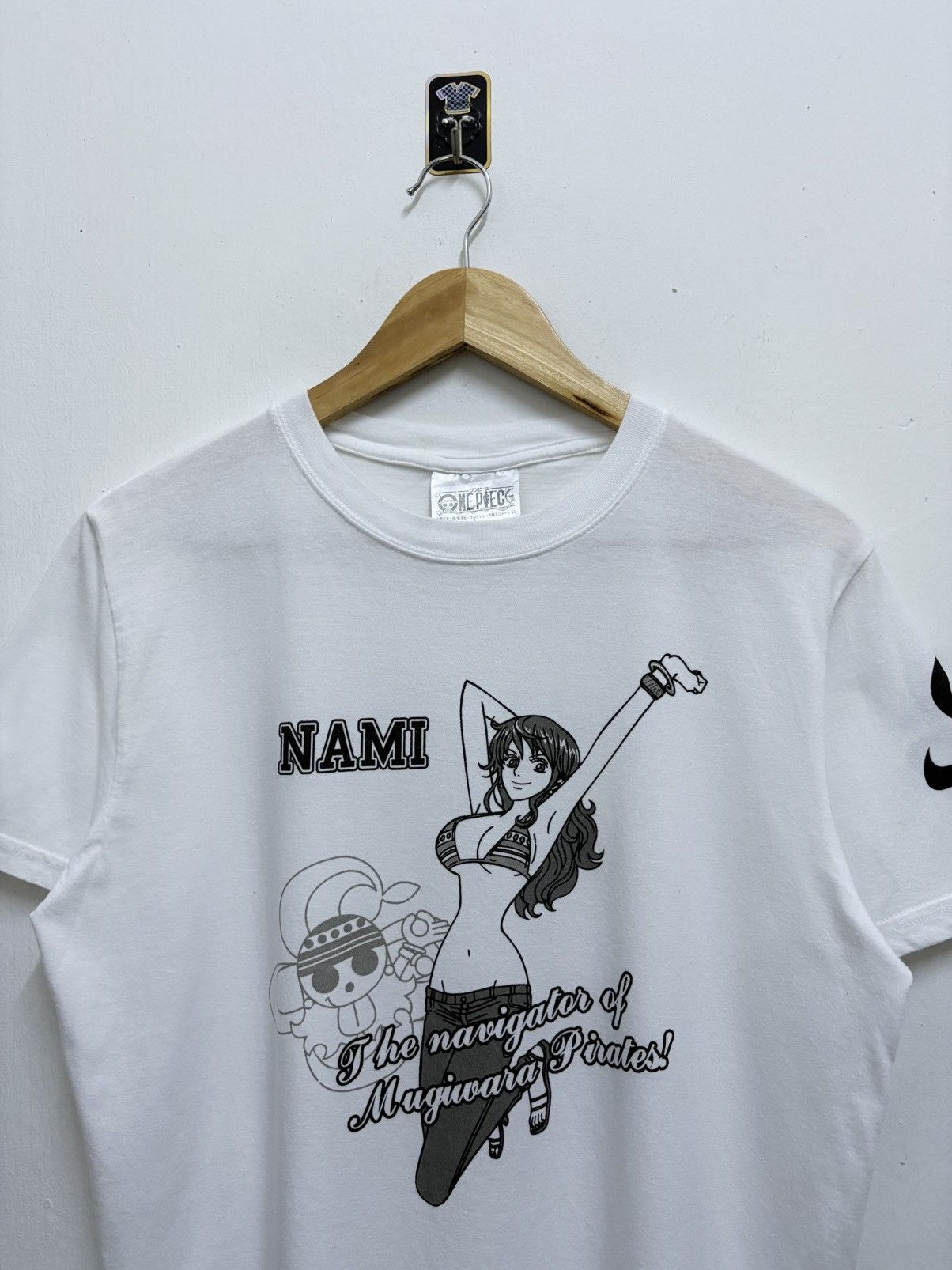 Japanese Brand 2000's Manga Series - Anime One Piece / Nami Waifu T-Shirt Size US M / EU 48-50 / 2 - 3 Thumbnail