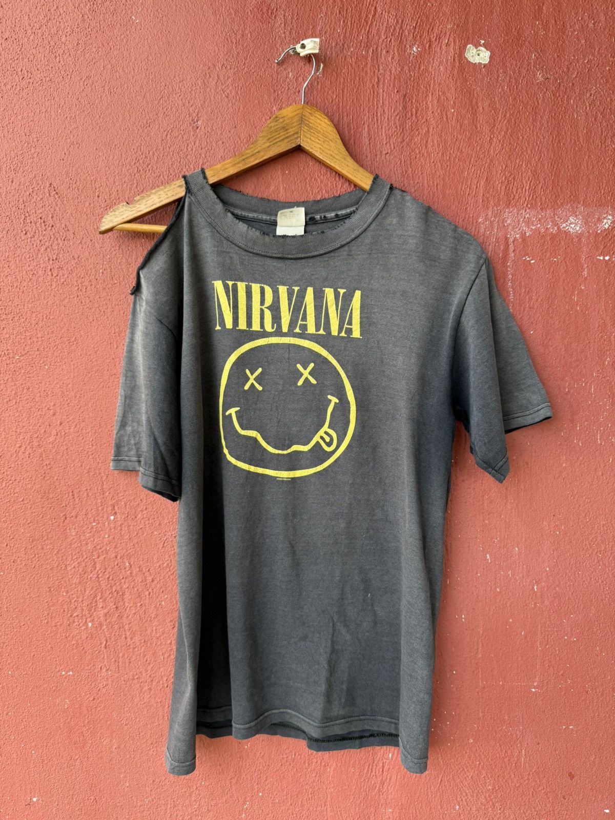 Band Tees Vintage Grunge Trash Y2K Sunfaded Nirvana Smiley 2003©️ Size US S / EU 44-46 / 1 - 1 Thumbnail