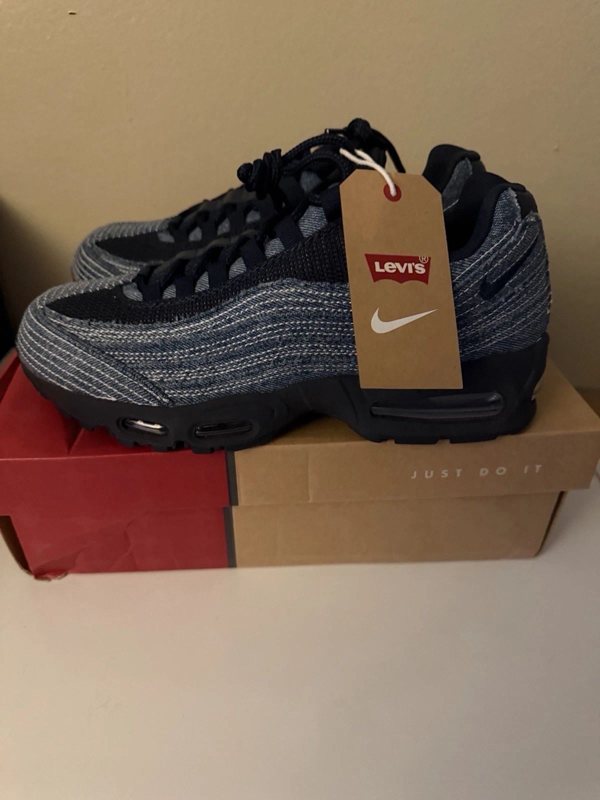 Levi's × Nike Levi's x Nike Air Max 95 OG Obsidian Size 9.5 Size US 9.5 / EU 42-43 - 6 Thumbnail