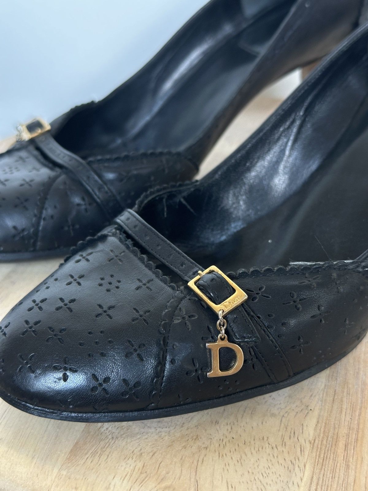Dior Christian Dior Black Leather Heeled Pumps with Logo Charm Size US 7.5 / IT 37.5 - 8 Thumbnail