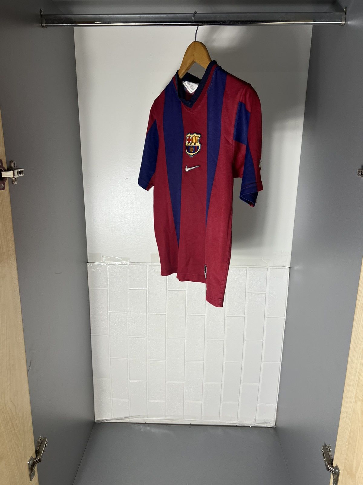 Nike VINTAGE NIKE FC BARCELONA SPAIN SOCCER JERSEY RETRO Y2K 90s Size US XS / EU 42 / 0 - 4 Thumbnail