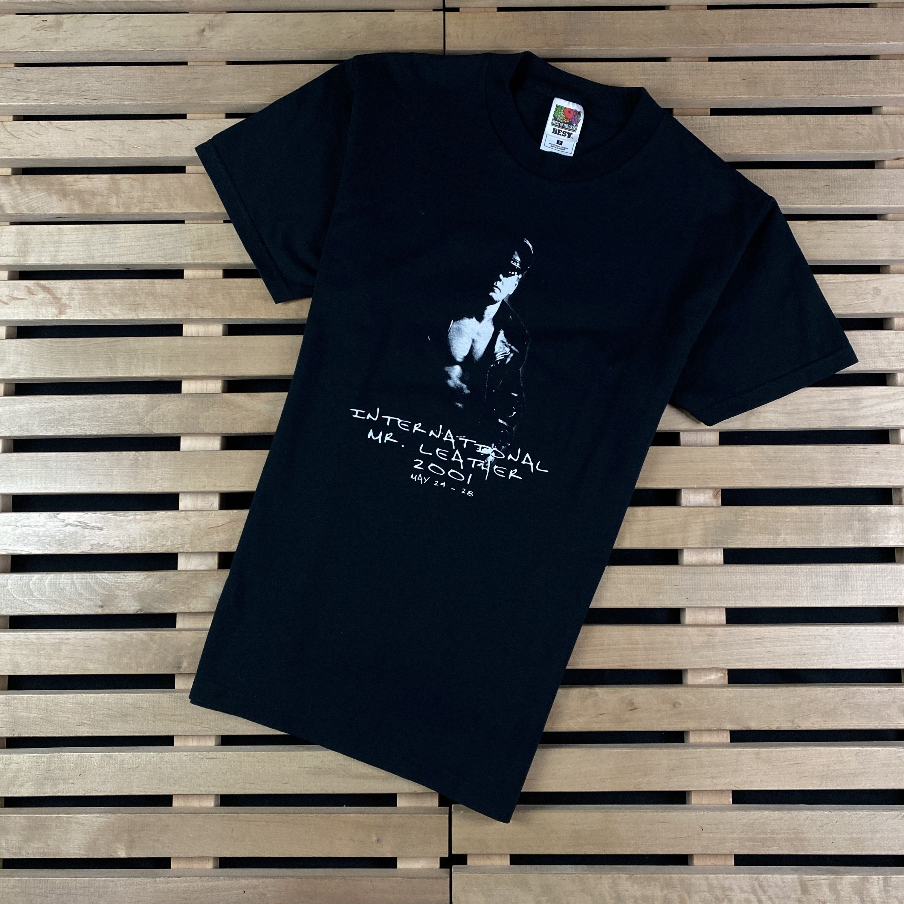 Fruit Of The Loom × Vintage Mens Vintage T-Shirt International Mr.Leather 2001 Size M Size US M / EU 48-50 / 2 - 1 Thumbnail