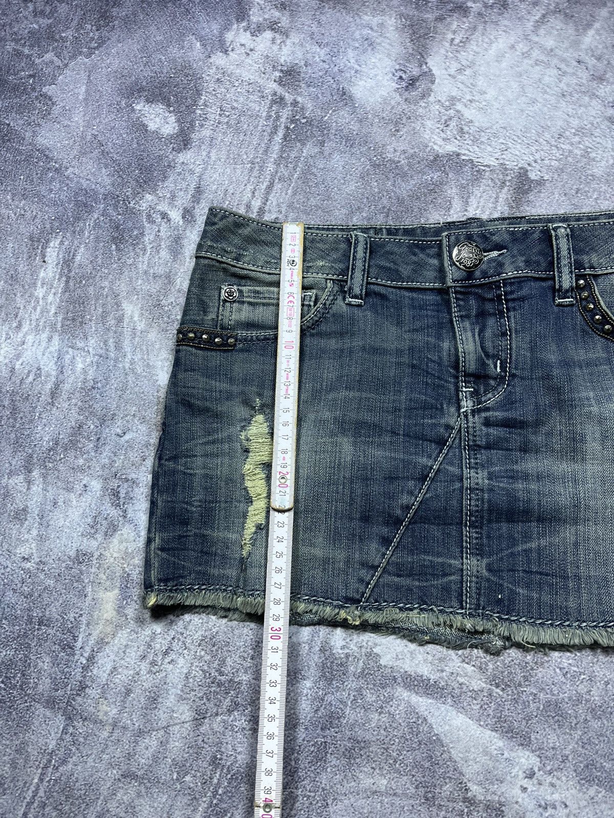 Guess Guess Mini Skirt Jeans Denim Vintage Streetwear Y2K Size 30" / US 8 / IT 44 - 7 Thumbnail