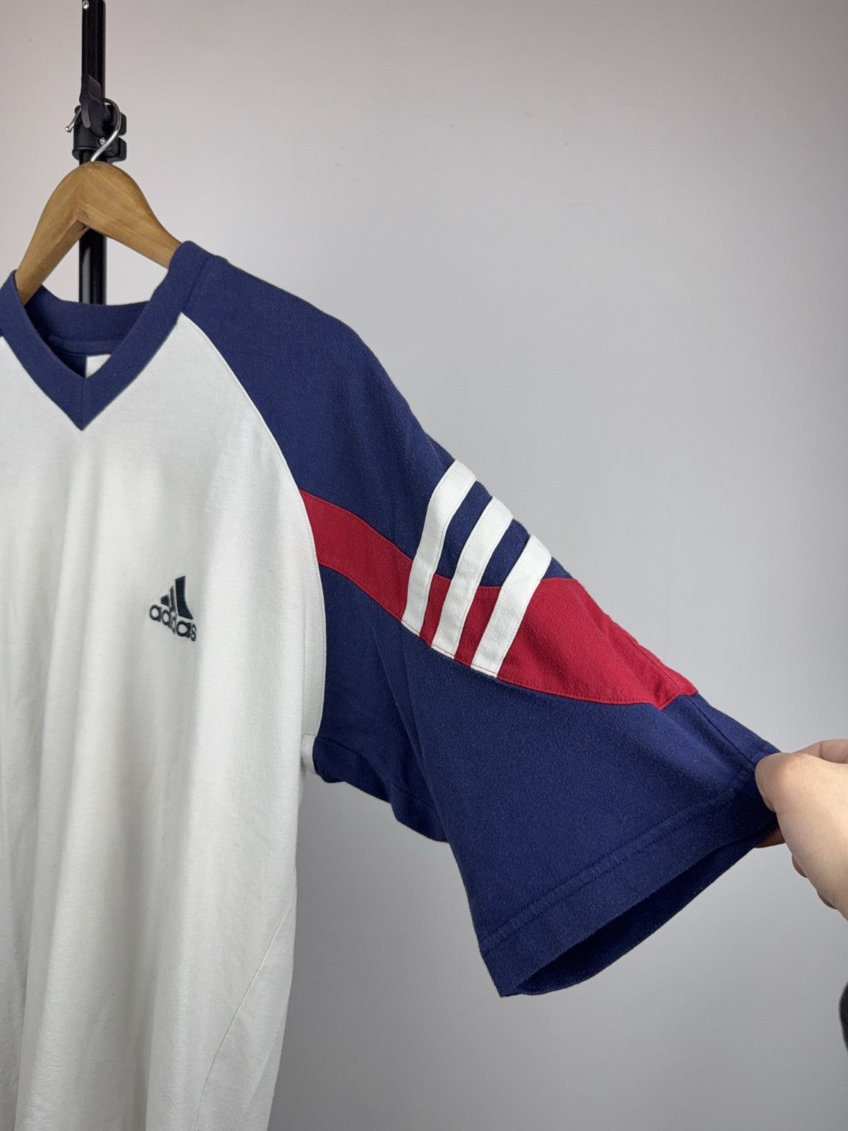Adidas Retro Vintage Adidas V Neck T-Shirt 90s Stripes Logo Tee Size US M / EU 48-50 / 2 - 6 Thumbnail
