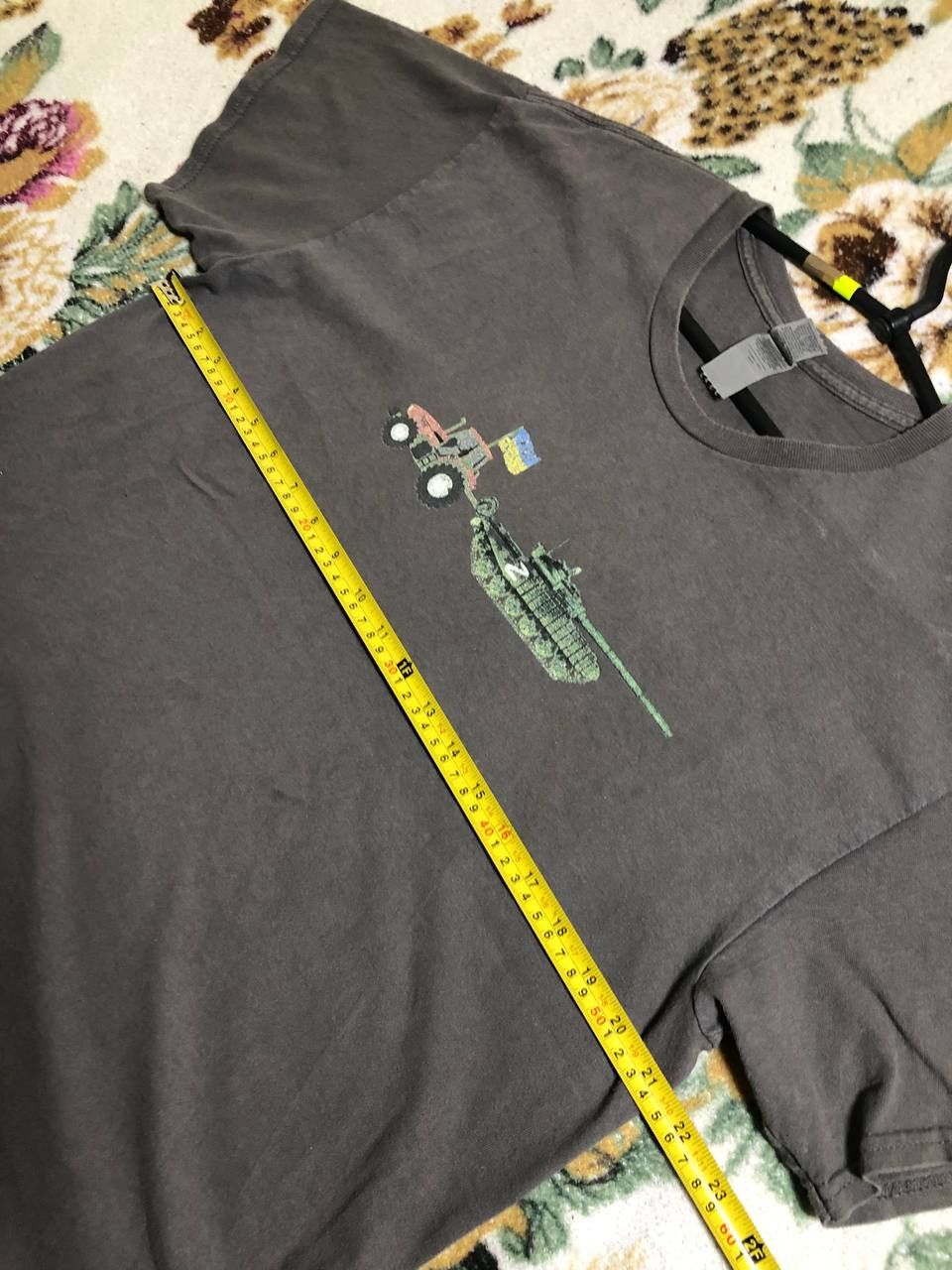 Gildan Support UKRAINE tractor pulling T-72 Russian tank T-shirt Size US L / EU 52-54 / 3 - 8 Thumbnail