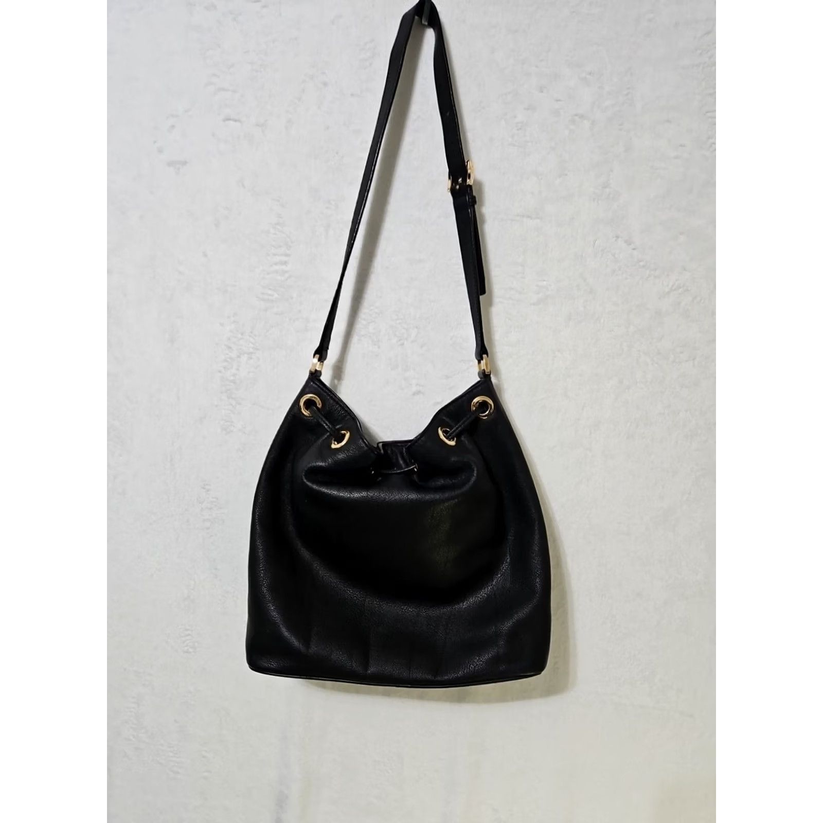 Vintage Michael Kors Camden Large Black Leather Drawstring Bag Shoulder Bag Women Gold Hardware Size ONE SIZE - 6 Thumbnail