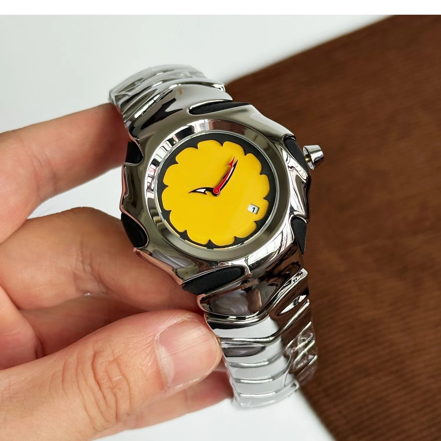 Vintage Y2k Design Red Quartz Watch Size ONE SIZE - 1 Thumbnail
