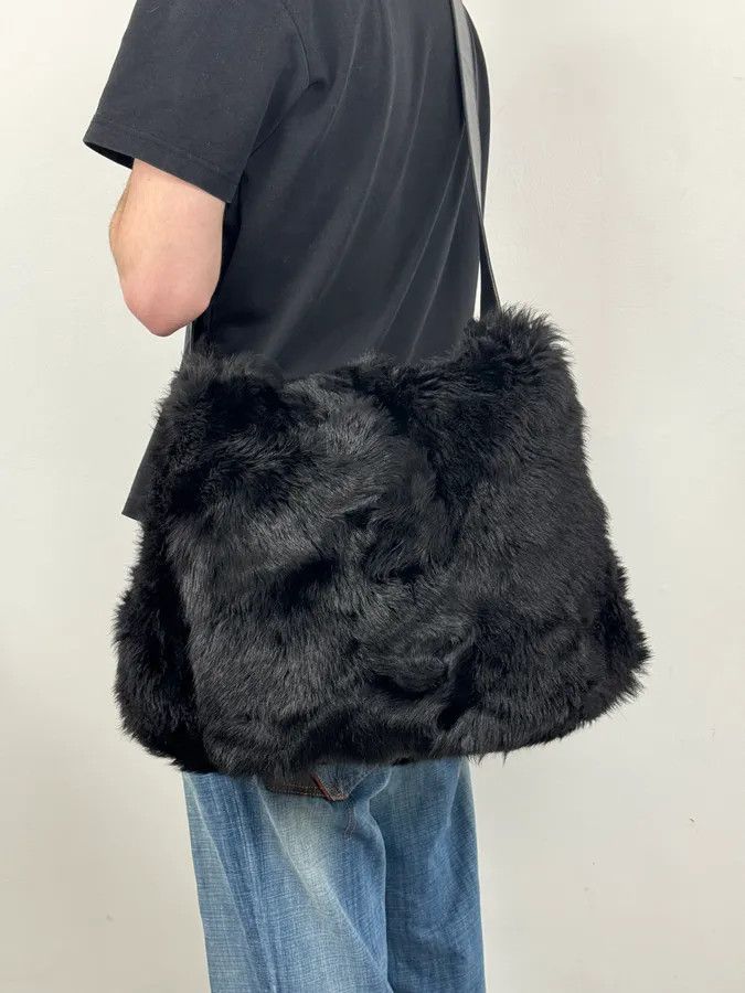 Gucci 2000s Gucci Black Wolf Fur Leather Shoulder Bag Size ONE SIZE - 2 Thumbnail