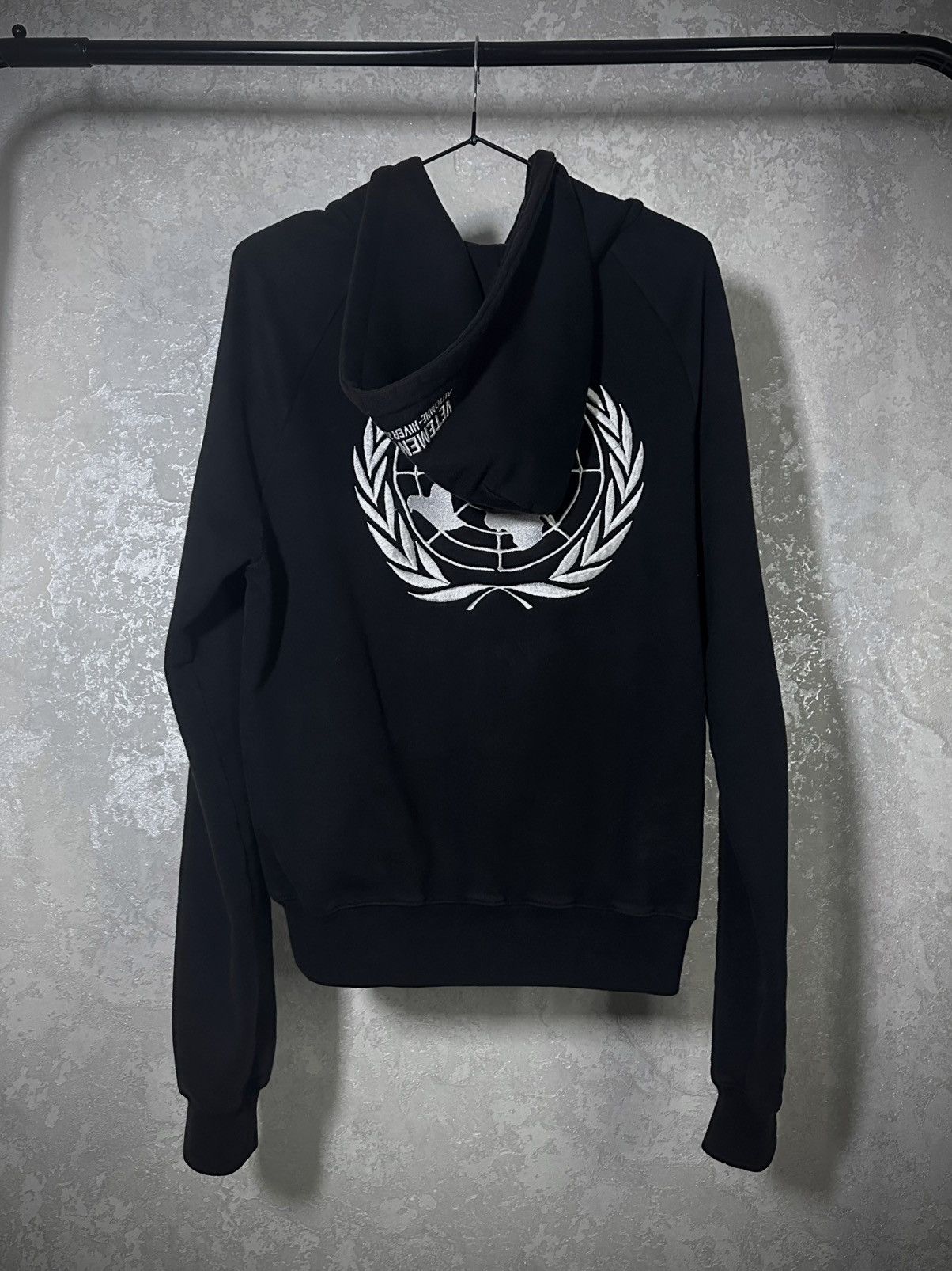 トップス vetements free hugs hoodie Vetements Vetements free hugs zip hoodie | Grailed