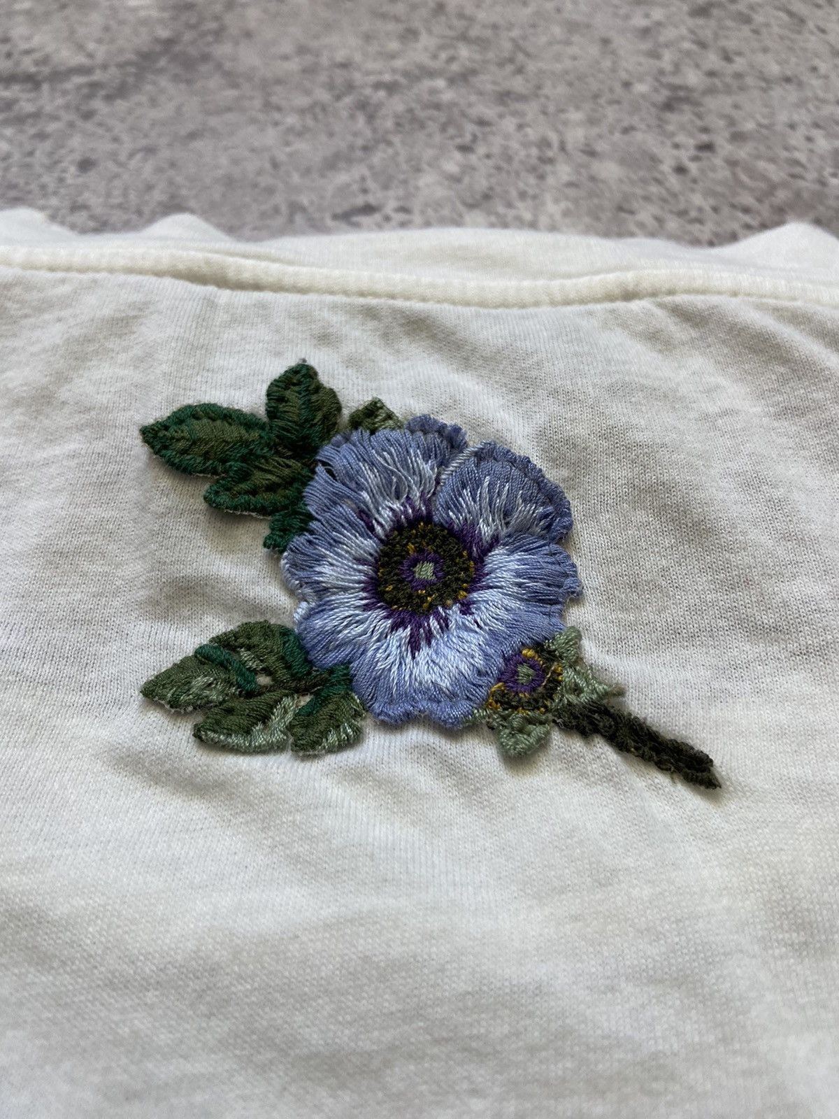 Gucci Gucci Distressed Flower Logo Tee Size US M / EU 48-50 / 2 - 5 Thumbnail