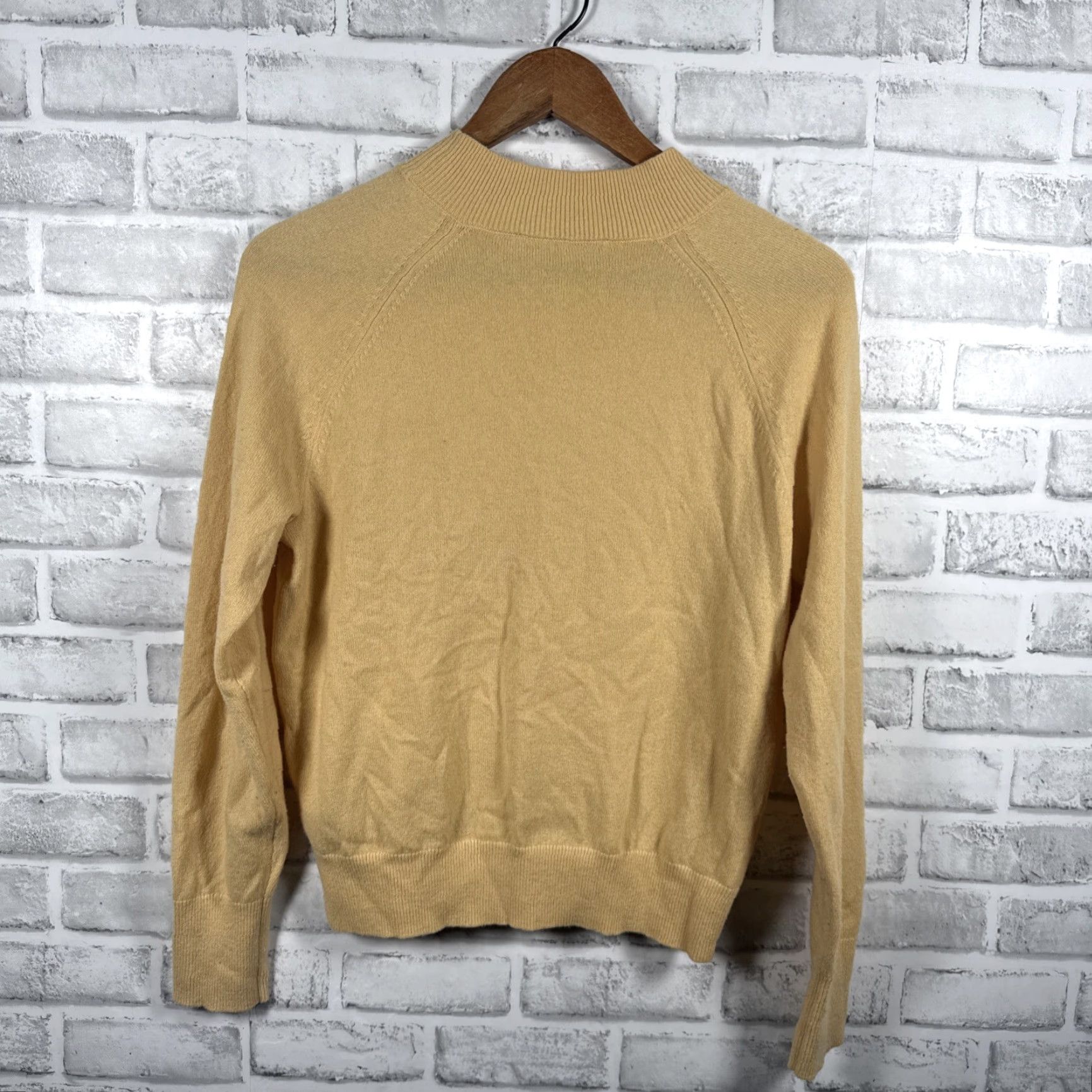 Everlane VINTAGE? Wait no. The item isn't vintage. So: EVERLANE Yellow Cashmere Pullover Sweater Womens Size S Size S / US 4 / IT 40 - 4 Thumbnail