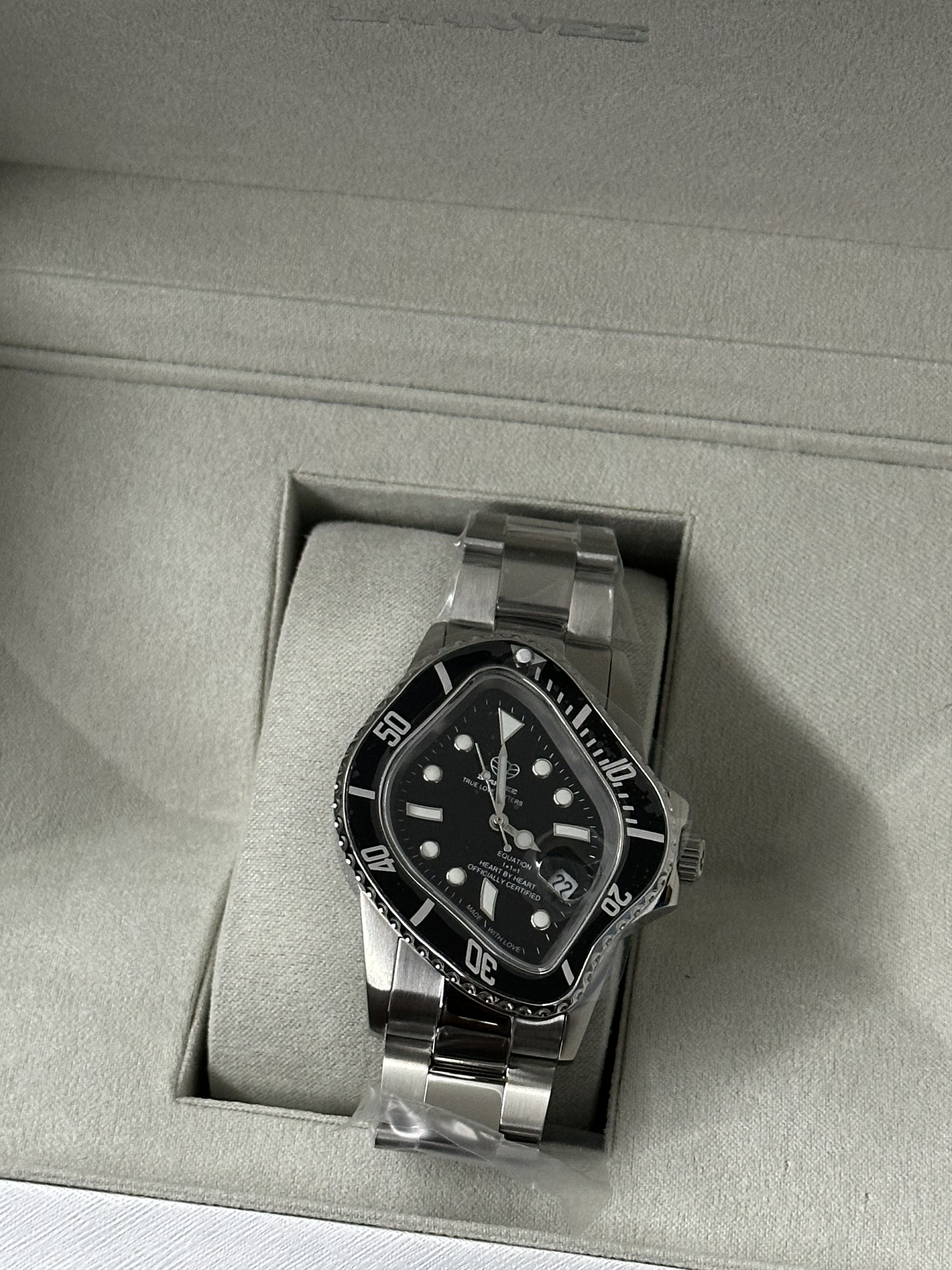 LAARVEE Crash Watch PEA001 - Silver Black Bezel Black Dial Size ONE SIZE - 3 Thumbnail