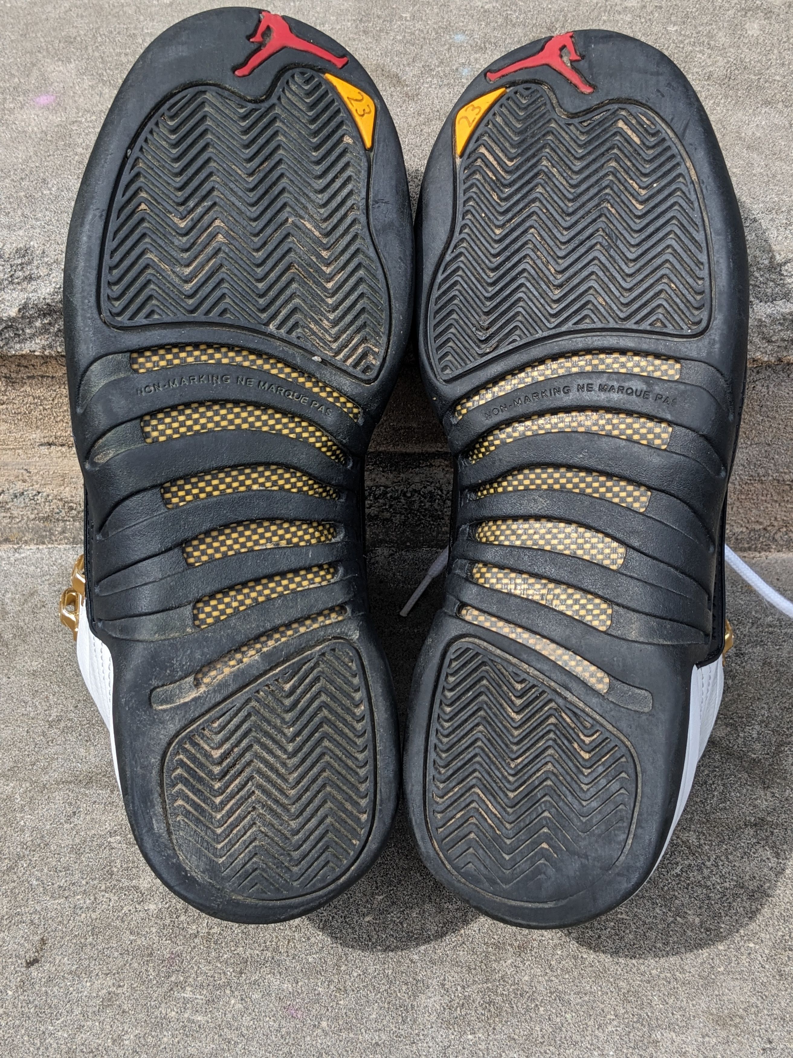 Jordan Brand × Nike Nike Air Jordan Retro 12 Taxi 2013 153265-125 Size 6Y Size US 6 / EU 39 - 9 Thumbnail
