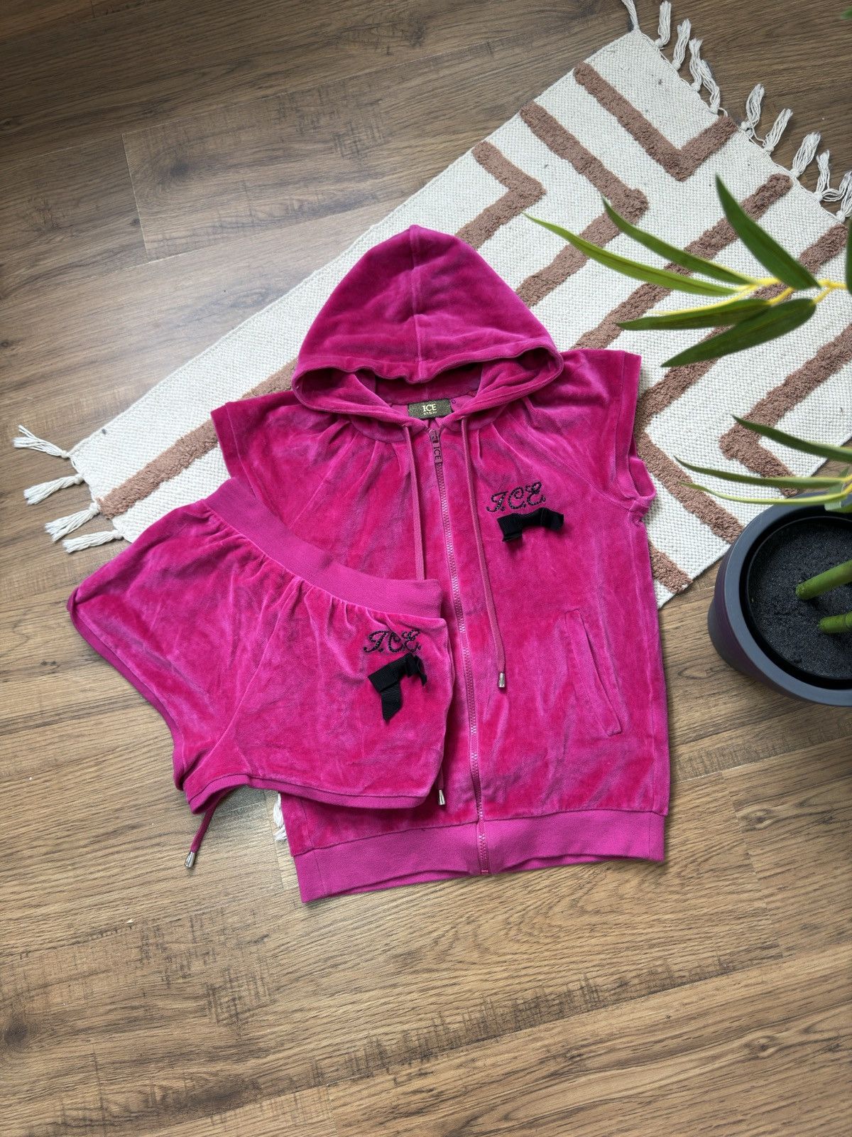 Iceberg VINTAGE ICEBERG VELOUR TRACKSUIT SHORTS/HOODIE Size S / US 4 / IT 40 - 1 Thumbnail