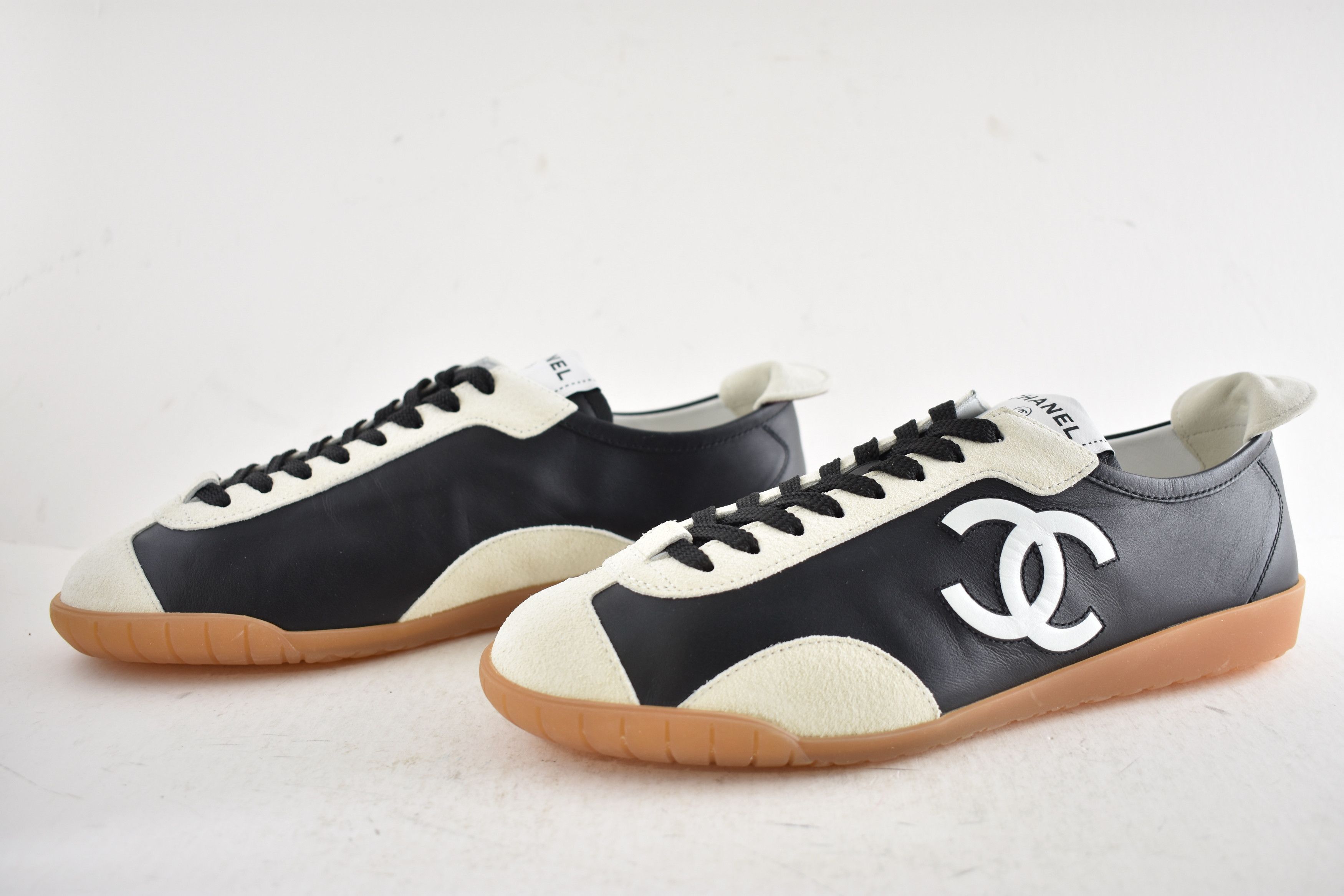 Chanel 26P White Leather Suede CC Logo Runner Trainer Sneaker 39 Size US 9 / IT 39 - 16 Thumbnail