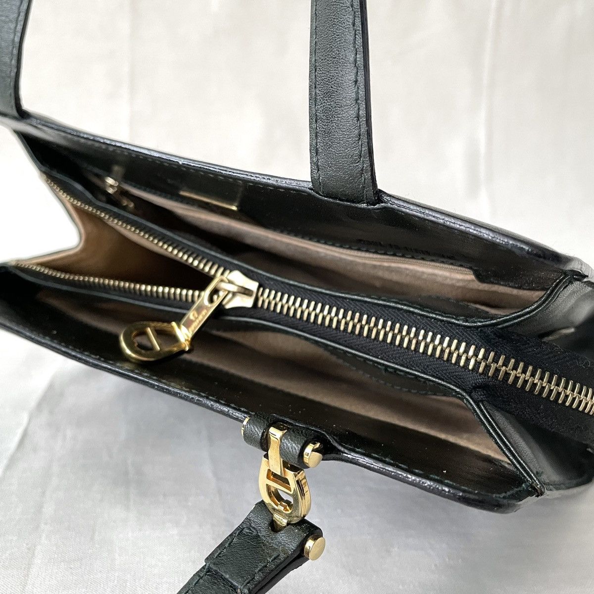 Etienne Aigner Vintage Aigner Black Leather Small Handbag Size ONE SIZE - 11 Thumbnail