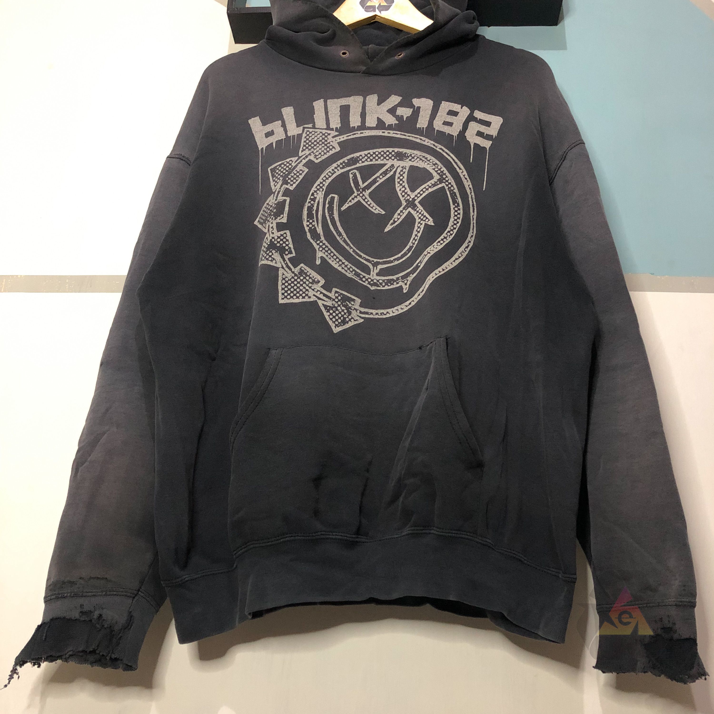 Band Tees Vintage THRASHED BLINK 182 Big Logo Hoodie Size US L / EU 52-54 / 3 - 4 Thumbnail