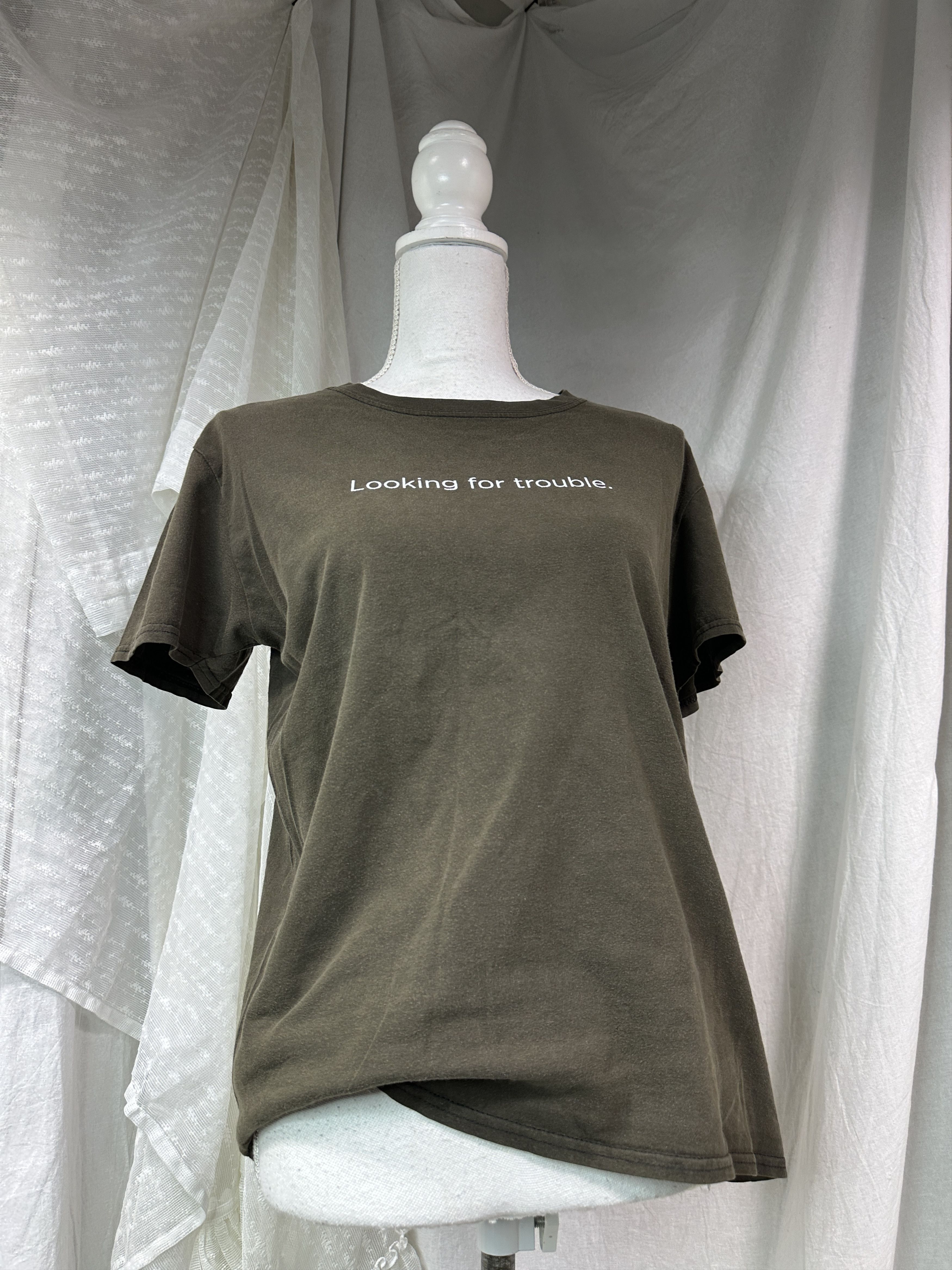 Vintage Vintage Looking for Trouble Sunfaded T-shirt Y2K Size US S / EU 44-46 / 1 - 1 Thumbnail