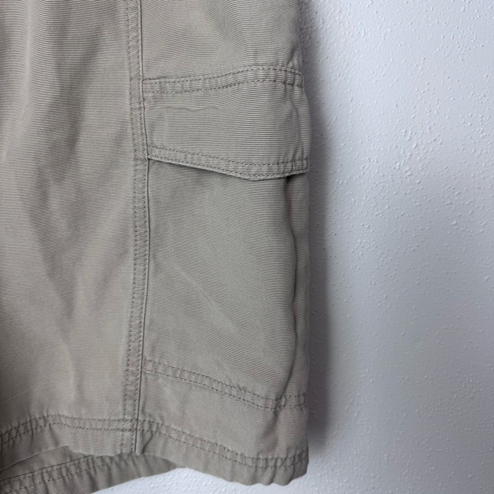 Tommy Bahama Tommy Bahama 9” Tan Flatfront Cargo Shorts Men’s Size 40 Size US 40 / EU 56 - 8 Thumbnail