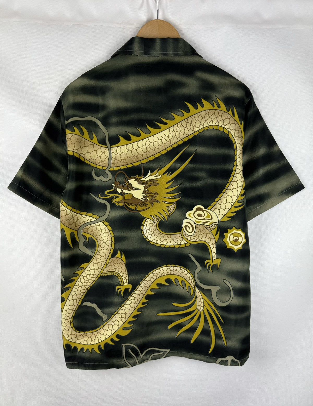 Japanese Brand Vintage Dragon Overprinted S/S Crazy Button Up Shirt Size US S / EU 44-46 / 1 - 14 Thumbnail