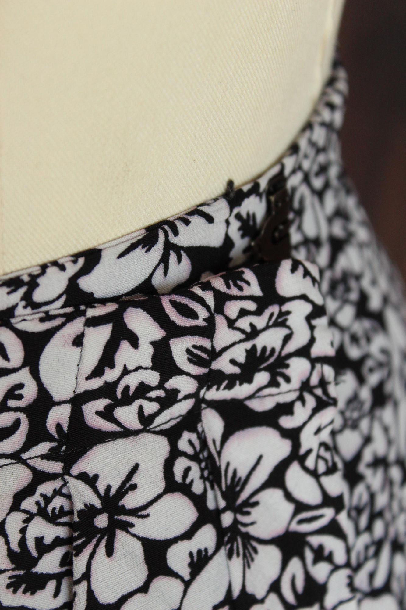Vintage Vintage 1990s 2000s Wrap Skirt, Liz Claiborne Black and Whit Size 30" / US 8 / IT 44 - 4 Thumbnail